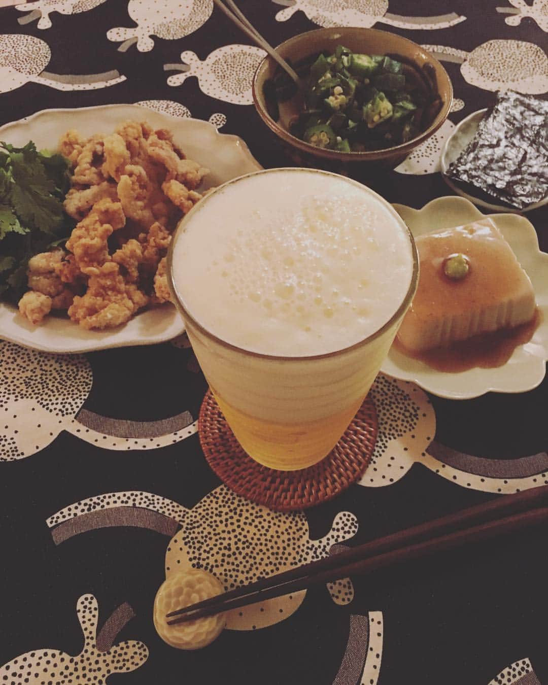 のインスタグラム：「ひさしぶりに静かな夜。お疲れのときは、間違いないやつを。豚こまのベトナム揚げ 有機パクチー添え、大好きな法本胡麻豆腐店の白胡麻豆腐、どっさりおくら納豆は海苔手巻きにして食べます。ぐびー🍺  #猫沢飯 #猫式ベトナム揚げ #猫沢銘店」