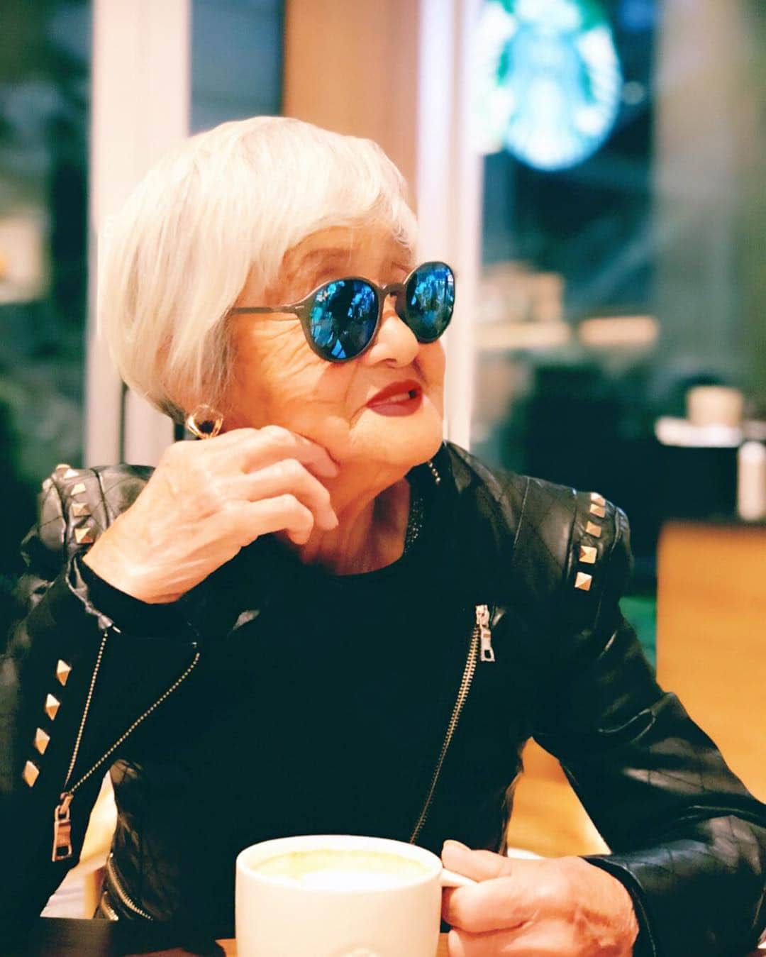 木村真野のインスタグラム：「おばあちゃん。インスタ映えwww  #mayasaya #GM #grandmother #masaco #fashion #japan #tokyo #japanesegrandma #japanesegrandmother #おばあちゃん #日本のおばあちゃん #Rayban #gucci #starbackscoffee #coffee #love #family #88th #88歳 #lovefashion #style #asian #おしゃれさんと繋がりたい #人生一回 #mylife #昭和 #昭和5年生まれ」