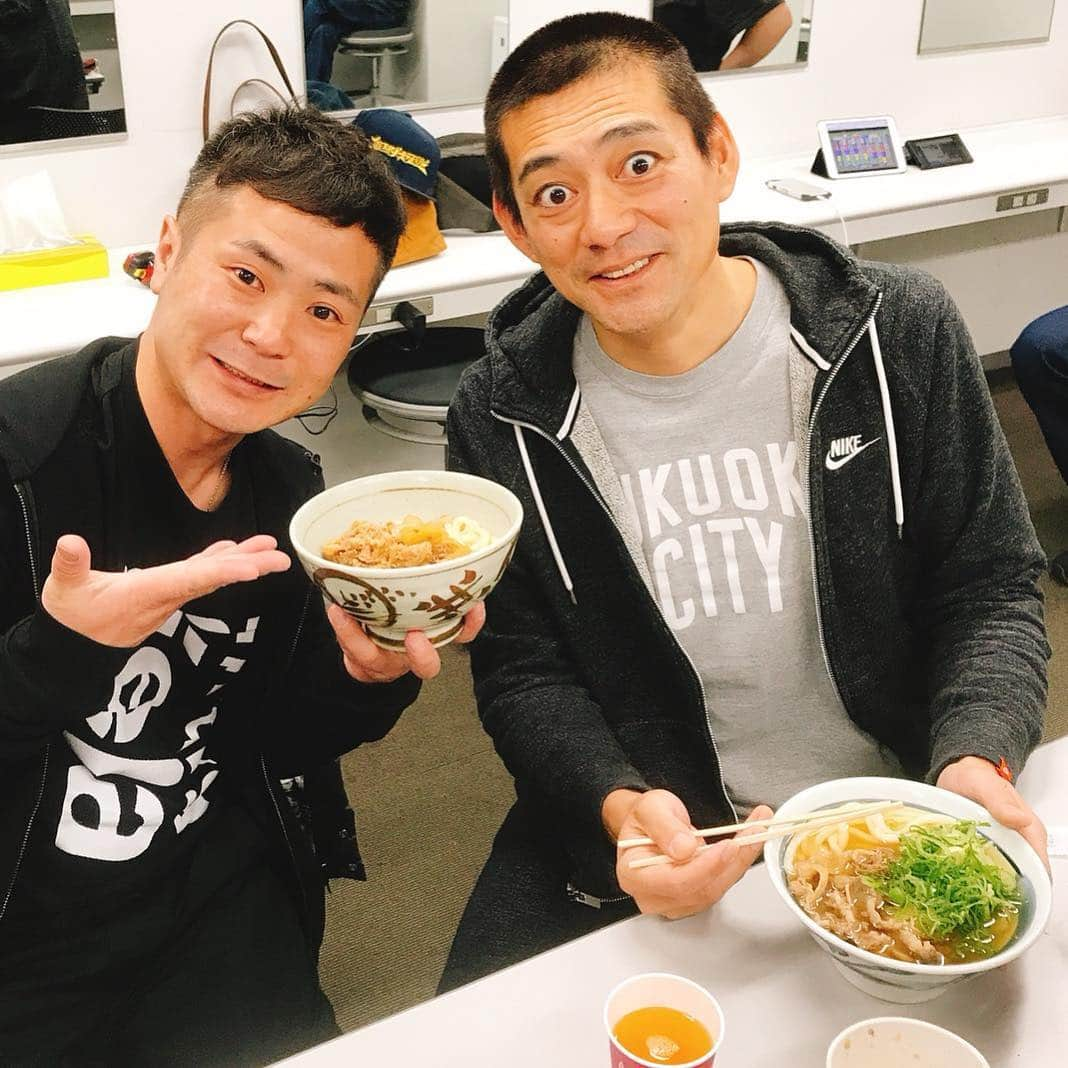 博多華丸のインスタグラム：「同じ誕生日の入江くんと バースデーうどん 歳の数だけ竹輪を食べたかったですが わきまえて一本にしときます。。」