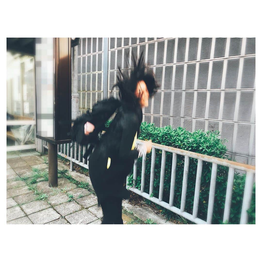 岡本玲さんのインスタグラム写真 - (岡本玲Instagram)「. 昨日の撮影終わり。 終わったー！って喜んでるのはいいけど、リュックのポケットにピンクの水筒を入れてるダサさね🤦🏻‍♀️」4月8日 14時49分 - rei_okamoto
