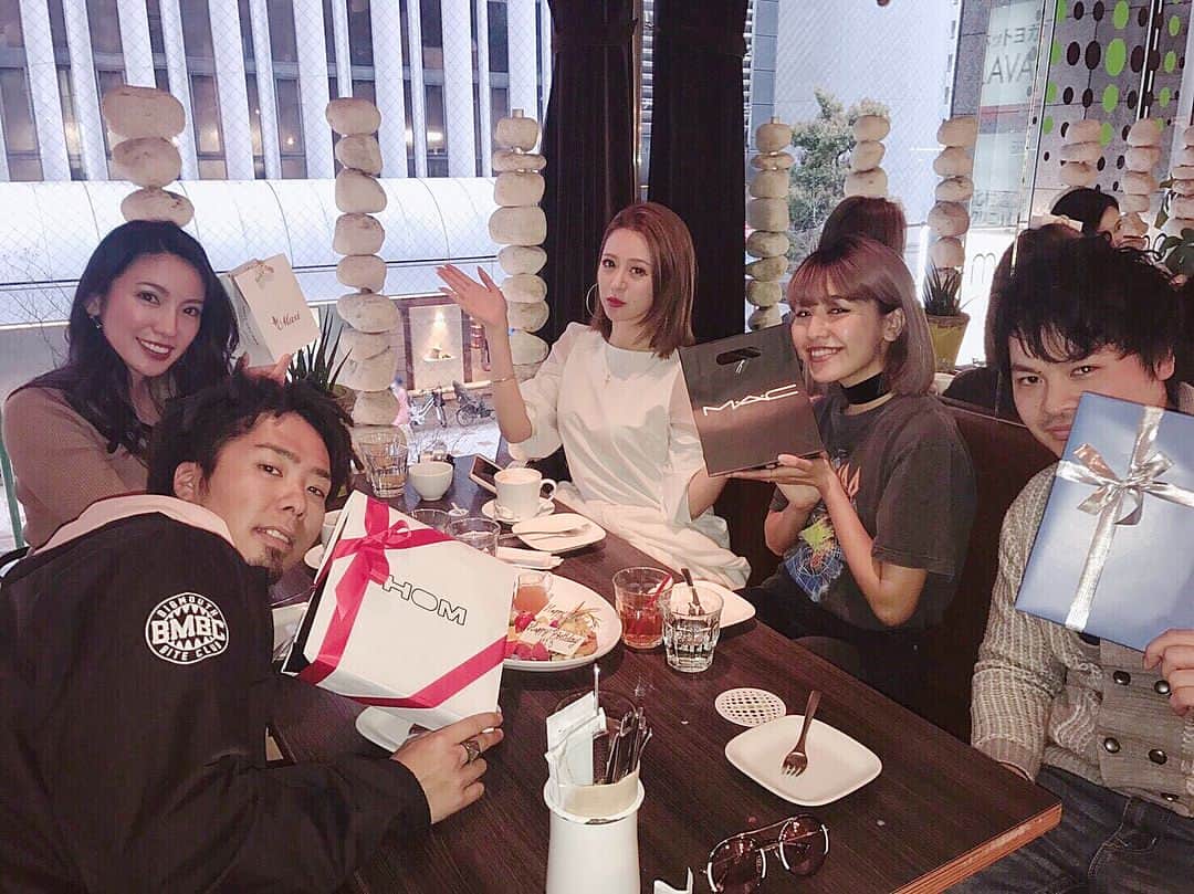 吉田愛璃さんのインスタグラム写真 - (吉田愛璃Instagram)「集合😎  いつメンはみんな誕生日が近いんです。笑 今年はまとまってお祝い🎁❤️ 私はみんなからピアスを頂きました😭💓 好みわかってるな〜😳🙏💦 みんなありがとう、大事に使わせていただきます💋」4月8日 15時19分 - eriyoshida0314