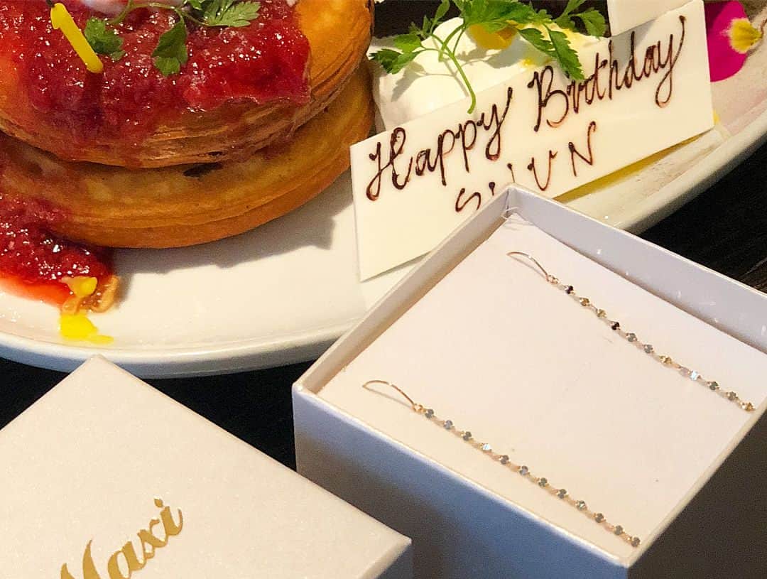 吉田愛璃さんのインスタグラム写真 - (吉田愛璃Instagram)「集合😎  いつメンはみんな誕生日が近いんです。笑 今年はまとまってお祝い🎁❤️ 私はみんなからピアスを頂きました😭💓 好みわかってるな〜😳🙏💦 みんなありがとう、大事に使わせていただきます💋」4月8日 15時19分 - eriyoshida0314