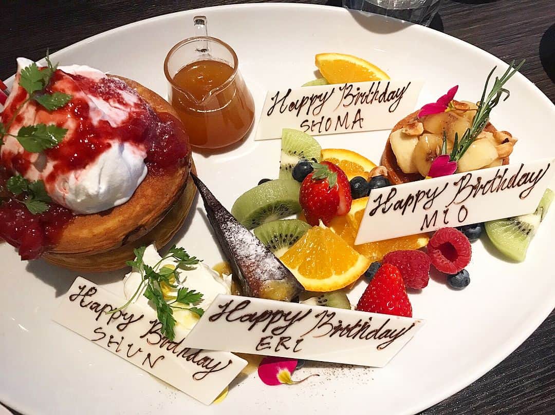 吉田愛璃さんのインスタグラム写真 - (吉田愛璃Instagram)「集合😎  いつメンはみんな誕生日が近いんです。笑 今年はまとまってお祝い🎁❤️ 私はみんなからピアスを頂きました😭💓 好みわかってるな〜😳🙏💦 みんなありがとう、大事に使わせていただきます💋」4月8日 15時19分 - eriyoshida0314