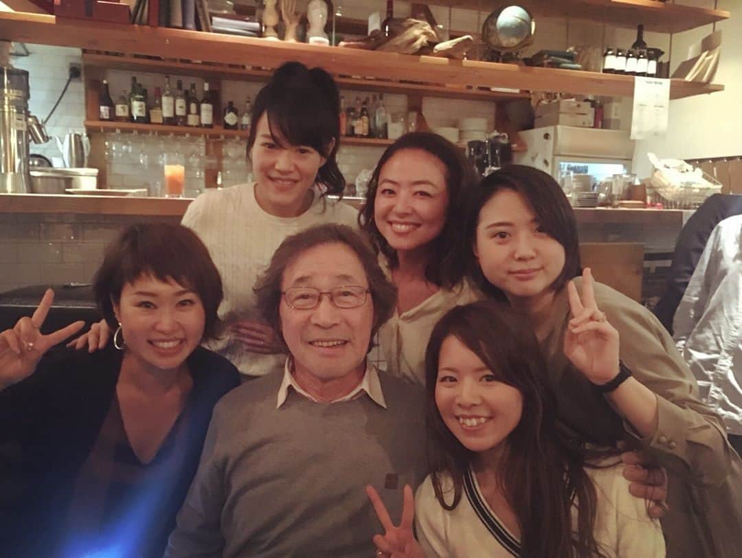 高松いくさんのインスタグラム写真 - (高松いくInstagram)「昨日の金八先生お祝いの会は、毎年シンヤ先輩の素敵なお店で行われてます😊 初台駅🚉 『HOFF』 https://tabelog.com/tokyo/A1318/A131807/13049273/  とってもアットホームで温かく、お洒落なお店です🍀  いつもありがとうござます😊🙏🍀 パート6で撮ったボケてない写真があったーー( ；∀；)✨ #金八先生 #生徒 #先輩 #お店 #毎年 #お誕生日会 #大集合 #シンヤ先輩 #3b #同期 #後輩」4月8日 15時29分 - iku_takamatsu_trip_sup_yoga