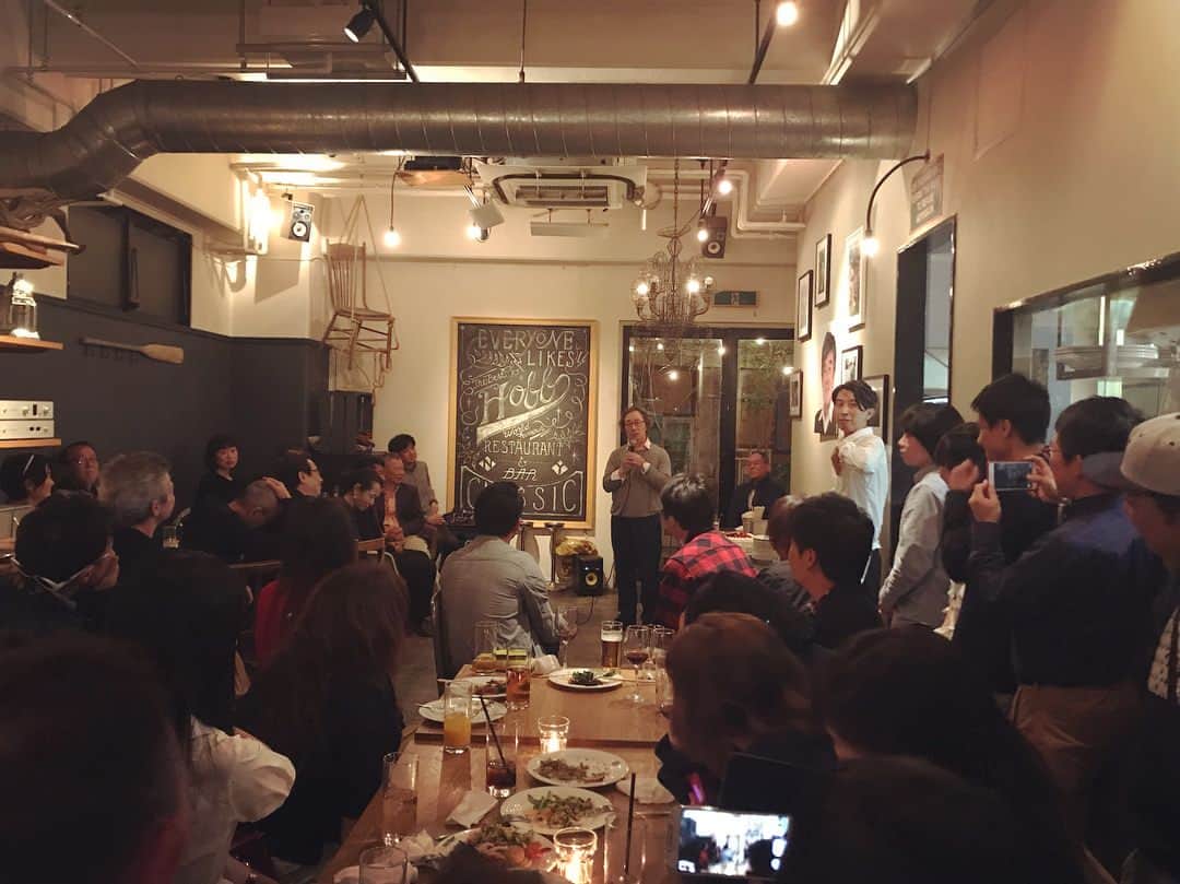 高松いくさんのインスタグラム写真 - (高松いくInstagram)「昨日の金八先生お祝いの会は、毎年シンヤ先輩の素敵なお店で行われてます😊 初台駅🚉 『HOFF』 https://tabelog.com/tokyo/A1318/A131807/13049273/  とってもアットホームで温かく、お洒落なお店です🍀  いつもありがとうござます😊🙏🍀 パート6で撮ったボケてない写真があったーー( ；∀；)✨ #金八先生 #生徒 #先輩 #お店 #毎年 #お誕生日会 #大集合 #シンヤ先輩 #3b #同期 #後輩」4月8日 15時29分 - iku_takamatsu_trip_sup_yoga