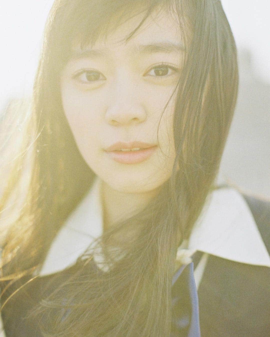 花盛友里のインスタグラム：「高校生の内から出てくる瑞々しさってほんと奇跡みたい。 かわいいかわいいかわいすぎておばさん萌え死にしちゃうわよ。 . . . Shooting for @seventeenjp_mag . . #japan #japanese #portrait #girl」