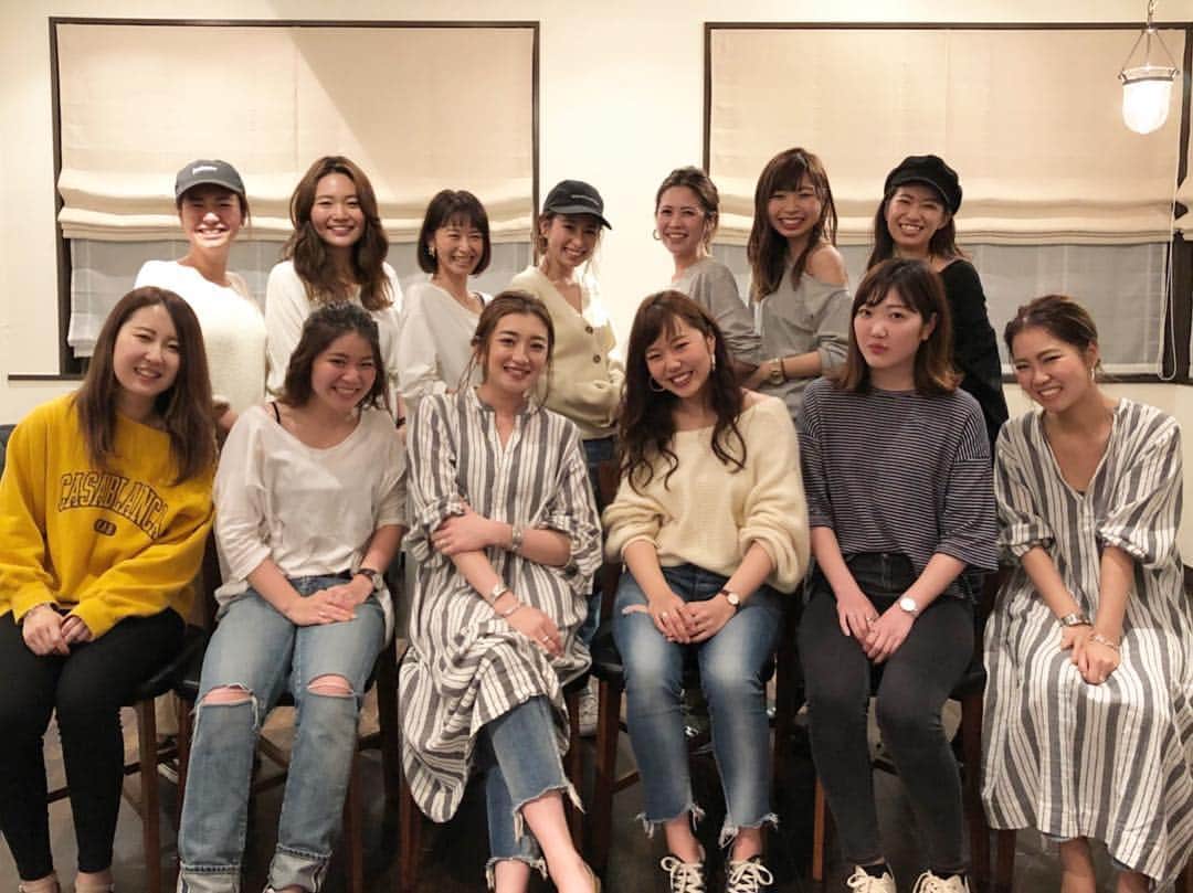 のインスタグラム：「. . こないだは新入社員の 懇親会に参加しました♡ . 自分もスタートラインに立った (何年前の話だろう、、)あの頃を 思い出すようで、ドキドキ、キラキラしてる新卒生たちを見て すごい刺激になった1日でした♡ . 新宿店にはみのりちゃん、辻ちゃん の2名が仲間入りしたよ！☺️ これからどうぞよろしくね✨ . @ungrid_official #ungrid#family」