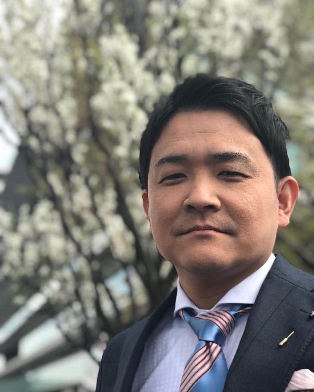 川島明のインスタグラム：「千鳥ノブくん #二世議員のブログのヘッダー画像 #卒業式で初めてその存在を知った先生 #女性新入社員に何を話しかけてもセクハラととられそうなのでただ黙ってみてたらそれが一番セクハラ扱いされた社員 #金の力で寝返った食パンマン #電信柱に貼ってある尋ね人の写真 #社員だけでやってる地方の企業CMで最後「私達におまかせください」というセリフを棒読みで言う若手 #仮想通貨暴落のニュース以降ツイッターの更新が途絶えてしまった意識高い系青年 #弁護士の年賀状 #伊調馨さんが強くなるために捨てた甘えの部分 #ヒルナンデスで取り上げられてから入手困難になった塩大福 #嘆きの刀で戦う野武士」