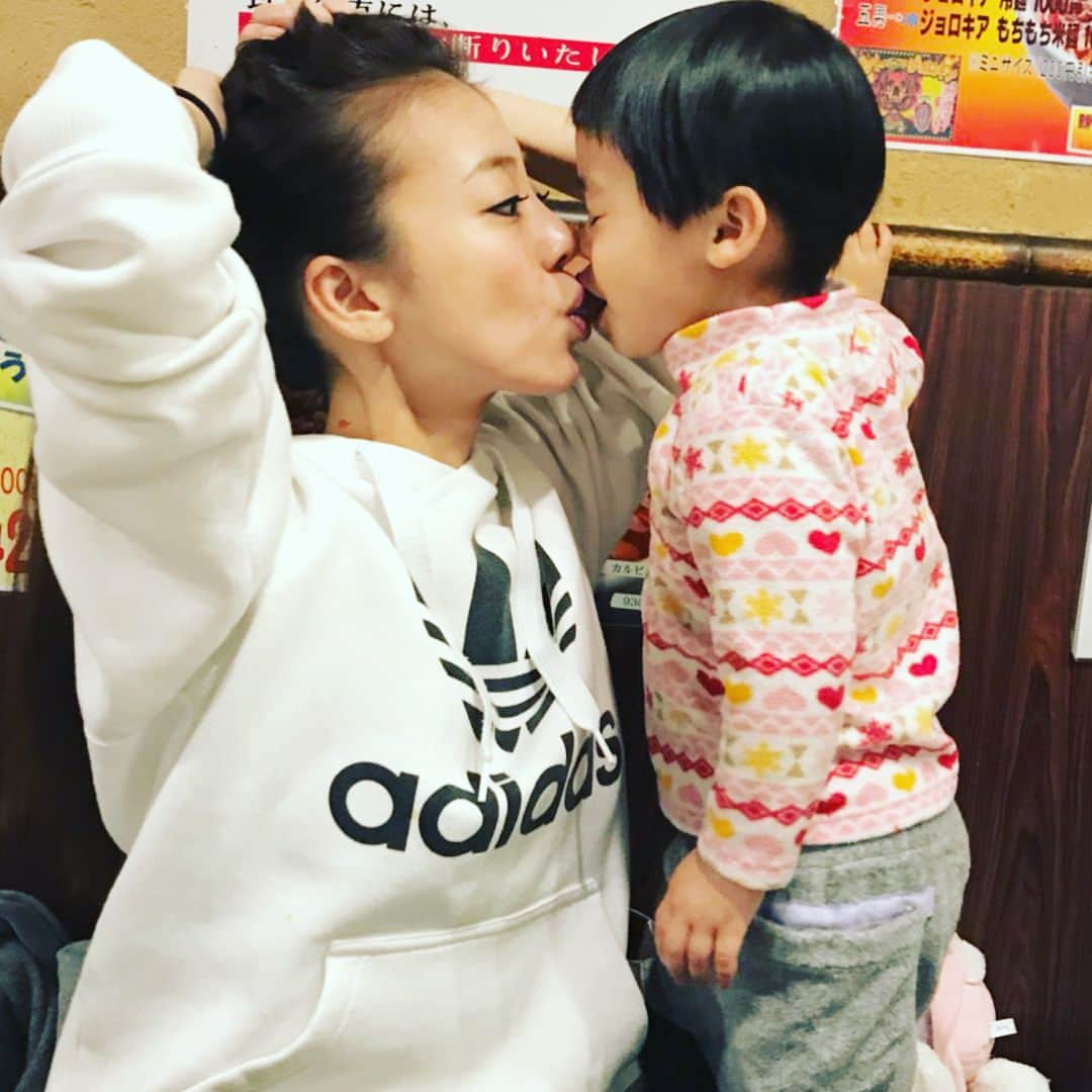 あびる優さんのインスタグラム写真 - (あびる優Instagram)「相変わらずラブアタック😍激しい😂💦娘ちゃんからの 《不意打ちソーセージ一緒に食べよう❣️攻撃》に、太刀打ち出来なかった私😅💦 最後は顔面同士が勢いよくぶつかってリアルに痛かったのが現実です。笑 おやすみなさい😴  #gn#family#daughter#clover#love#cute#kiss#happy#dinner#家族#娘#愛娘#親子#母娘#四葉のクローバー#愛しい#かわいい#癒し#大好き#幸せ#おやすみなさい」4月8日 23時25分 - yuabiru74