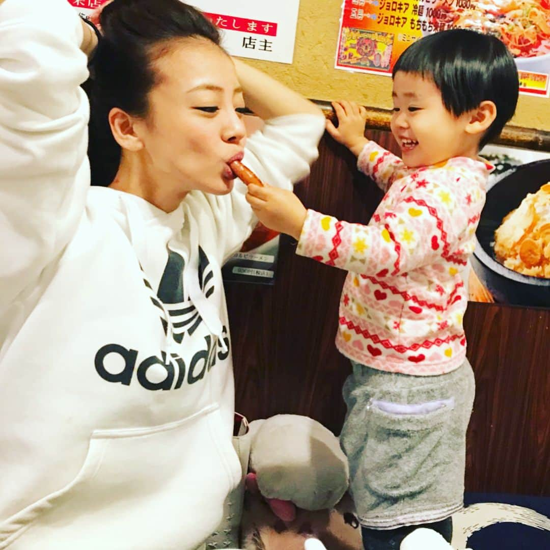 あびる優さんのインスタグラム写真 - (あびる優Instagram)「相変わらずラブアタック😍激しい😂💦娘ちゃんからの 《不意打ちソーセージ一緒に食べよう❣️攻撃》に、太刀打ち出来なかった私😅💦 最後は顔面同士が勢いよくぶつかってリアルに痛かったのが現実です。笑 おやすみなさい😴  #gn#family#daughter#clover#love#cute#kiss#happy#dinner#家族#娘#愛娘#親子#母娘#四葉のクローバー#愛しい#かわいい#癒し#大好き#幸せ#おやすみなさい」4月8日 23時25分 - yuabiru74