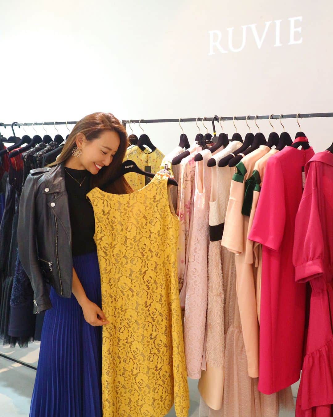 のインスタグラム：「RUVIEの展示会へ🌸 カラーものがどうしても目に入るこの頃。  このカラーワンピースがタイプでした♡ 女性らしさに少しスタイリッシュなデザインが合わさったブランドで次のシーズンも楽しみーっ😊♥️ . . #ruvie #fashion #collection #展示会 #exhibition #sscollection  #レディース #ファッション #ワンピース」