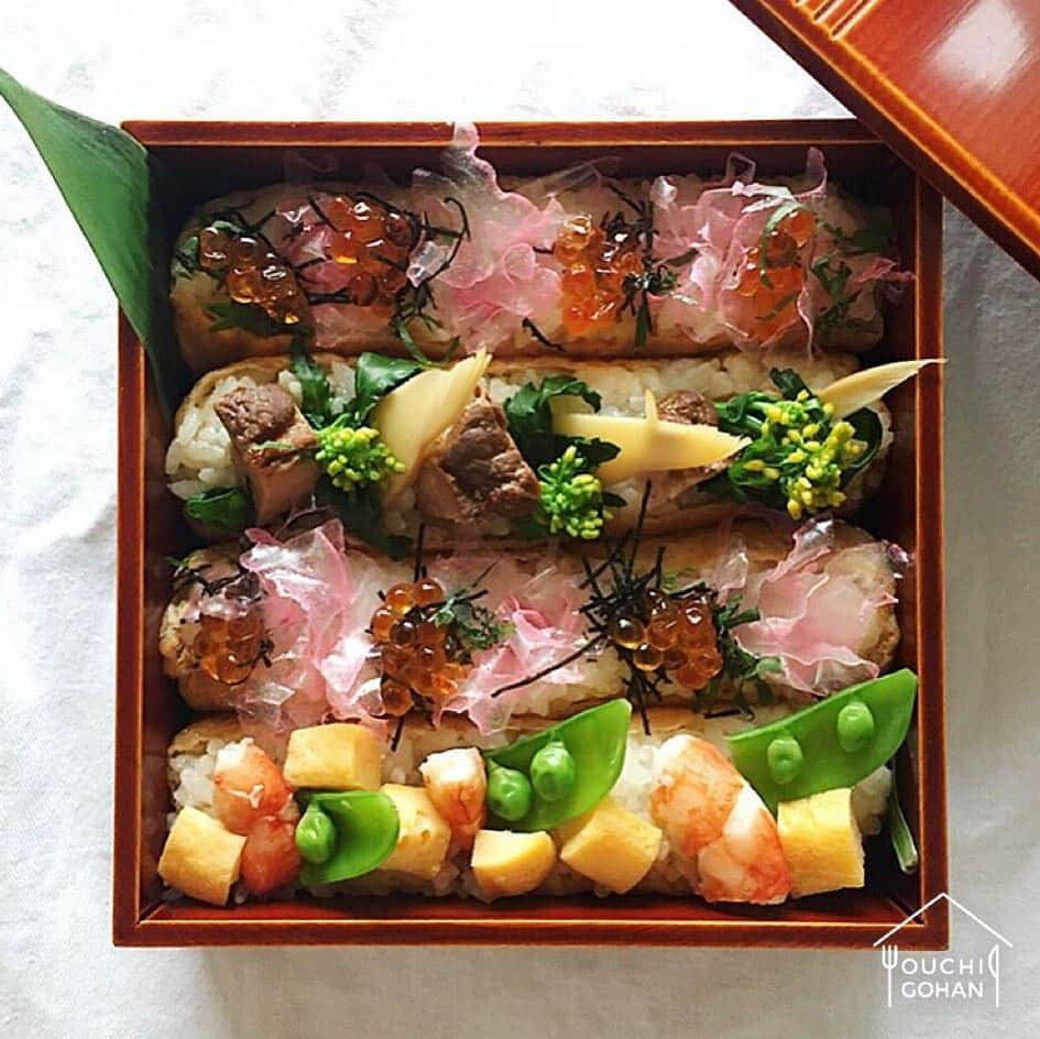 おうちごはん編集部さんのインスタグラム写真 - (おうちごはん編集部Instagram)「delicious photo by @umi6541 . お弁当でも大人気のおいなりさんを、おしゃれにアレンジした投稿をご紹介します☝️ その名も #スティックいなり 👀✨ . 細く長く作られたおいなりさんに、たっぷりの具をオン❣️具がこぼれ落ちないよう、酢飯に差し込むようにして盛りつけてあるそう。 カラフルでとっても華やかなおいなりさん。お祝い事の席でも食べられることが多い一品ですが、こんなおいなりさんなら、より一層テーブルを彩ってくれそうですね☺️ ぜひ参考にしてみてください🌸😍 . -------------------------- ◆ #おうちごはんLover （ #おうちごはんラバー #ouchigohanlover もOK）を付けて投稿すると紹介されるかも！スタッフが毎日楽しくチェックしています♪ . ※ #デリスタグラマー #delistagrammer は #おうちごはんLover に生まれ変わりました！ . [staff : HOUSE] --------------------------- . #ouchigohan #いつものいただきますを楽しく #おうちカフェ #おうちごはん #instafood #暮らし #foodpic #onthetable #onmytable #foodporn #foodphoto #foodstyling #lunch #お弁当 #昼ごはん . #おいなりさん #いなり寿司 #オープンいなり #obento #春慶漆 . #スティックいなり」4月8日 19時24分 - ouchigohan.jp
