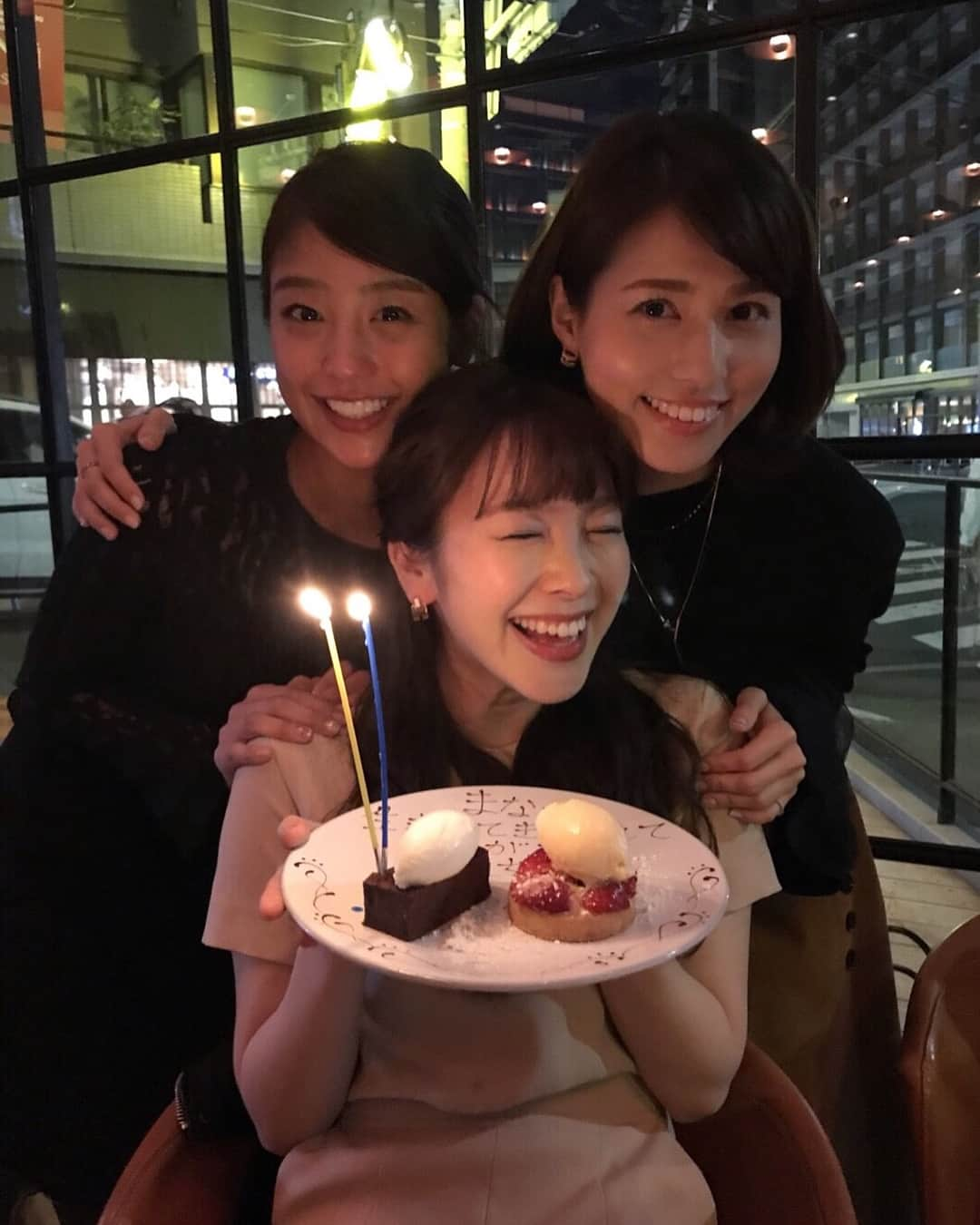 三上真奈さんのインスタグラム写真 - (三上真奈Instagram)「* きのうはお誕生日当日に会いにきてくれるふたりがかわいすぎました🎂 愛おしい しあわせ ありがとう * プレートが"お誕生日おめでとう" ではなく、 "まなさん生まれてきてくれてありがとう" なところがまきちょプロデュースっぽい🤤 * #永島優美 #岡副麻希 #ゆーみん #ちょまき」4月8日 20時33分 - mana.mikami47