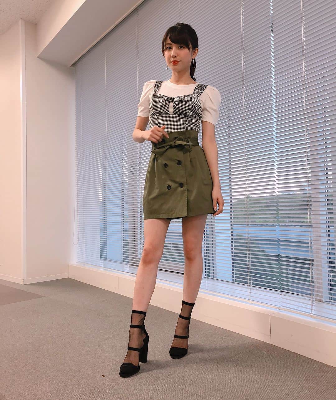 のインスタグラム：「本日最後のお仕事おわりー！✨ そして久しぶりの脚出し(笑) ㅤㅤㅤㅤㅤㅤㅤㅤㅤㅤㅤㅤㅤ このトレンチスカート買お❣️ ㅤㅤㅤㅤㅤㅤㅤㅤㅤㅤㅤㅤㅤ 今日はよく眠れそうです♪ また明日からも頑張りましょ😊 ㅤㅤㅤㅤㅤㅤㅤㅤㅤㅤㅤㅤㅤ ㅤㅤㅤㅤㅤㅤㅤㅤㅤㅤㅤㅤㅤ ㅤㅤㅤㅤㅤㅤㅤㅤㅤㅤㅤㅤㅤ ㅤㅤㅤㅤㅤㅤㅤㅤㅤㅤㅤㅤㅤ ㅤㅤㅤㅤㅤㅤㅤㅤㅤㅤㅤㅤㅤ ㅤㅤㅤㅤㅤㅤㅤㅤㅤㅤㅤㅤㅤ ㅤㅤㅤㅤㅤㅤㅤㅤㅤㅤㅤㅤㅤ ㅤㅤㅤㅤㅤㅤㅤㅤㅤㅤㅤㅤㅤ ㅤㅤㅤㅤㅤㅤㅤㅤㅤㅤㅤㅤㅤ ㅤㅤㅤㅤㅤㅤㅤㅤㅤㅤㅤㅤㅤ #ootd#fashion#miniskirt#ponytail#shooting#japanesegirl#bershka#今日のコーデ#トレンチスカート#ビスチェ#久々#生足#ミニスカ#シースルー#ポニーテール#ナチュラルメイク#春コーデ#カーキ#ファッション#スキンケア#スタイル#美脚効果#脚長効果#衣装#フジテレビ#収録#撮影#西村まどか」