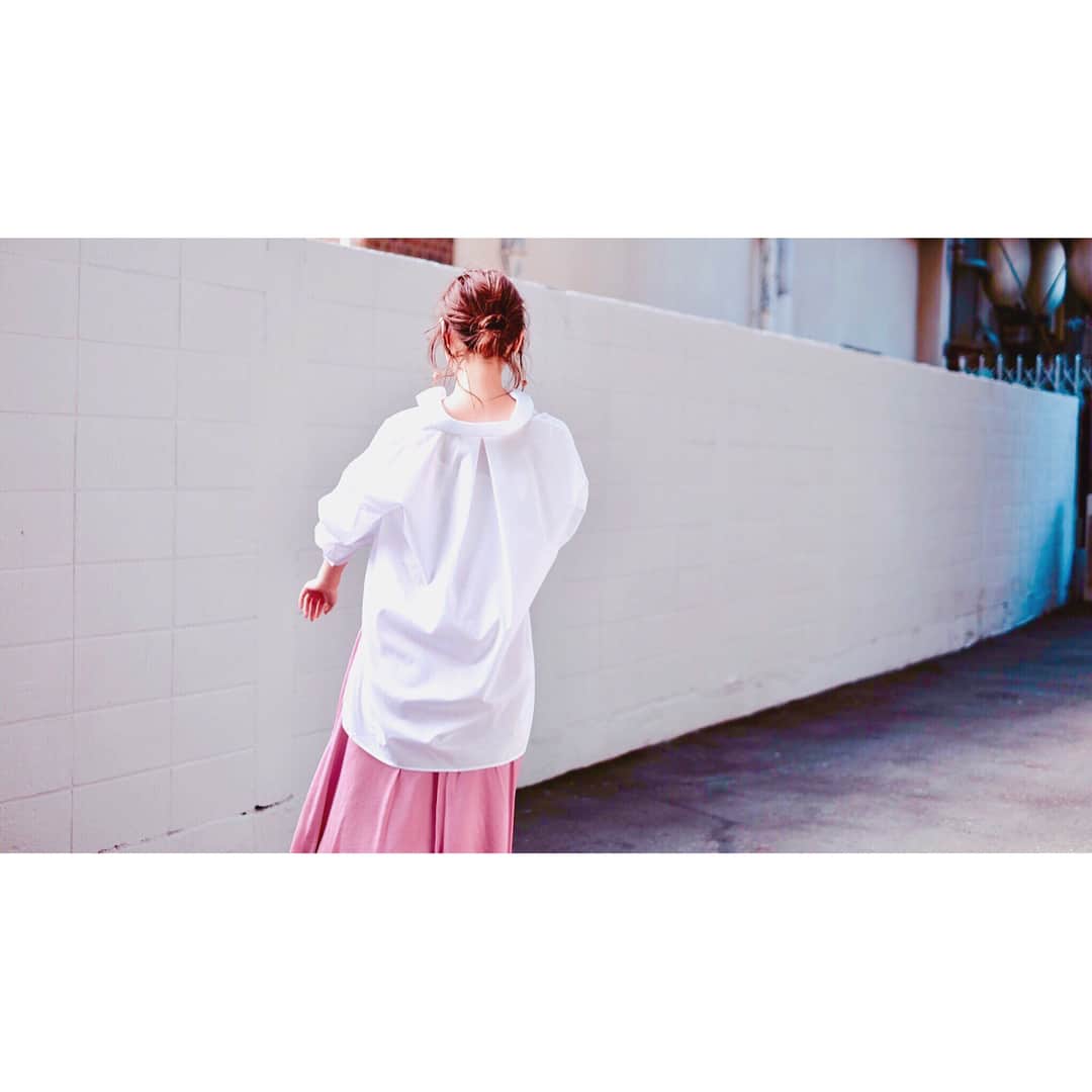 佐々木希さんのインスタグラム写真 - (佐々木希Instagram)「歩くたびにゆらゆら❤︎ 柔らかなマキシスカート。 このピンク色、本当に綺麗なのです🌷 シャツは大きめに作り、 首回りで女性らしく。 使えるアイテムです。 色違いもぜひチェックしてくださいませ。  詳しくはアンティミテのInstagramを見てくださいませ。 @intimite_onemile . 画面をタッチすると見られます。  #iNtimité #iNtimite #アンティミテ #ワンマイルウェア #メイドインジャパン #MADEINJAPAN ↓iNtimité公式ホームページ http://intimite.jp/」4月8日 21時26分 - nozomisasaki_official
