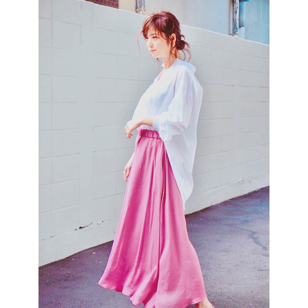 佐々木希さんのインスタグラム写真 - (佐々木希Instagram)「歩くたびにゆらゆら❤︎ 柔らかなマキシスカート。 このピンク色、本当に綺麗なのです🌷 シャツは大きめに作り、 首回りで女性らしく。 使えるアイテムです。 色違いもぜひチェックしてくださいませ。  詳しくはアンティミテのInstagramを見てくださいませ。 @intimite_onemile . 画面をタッチすると見られます。  #iNtimité #iNtimite #アンティミテ #ワンマイルウェア #メイドインジャパン #MADEINJAPAN ↓iNtimité公式ホームページ http://intimite.jp/」4月8日 21時26分 - nozomisasaki_official