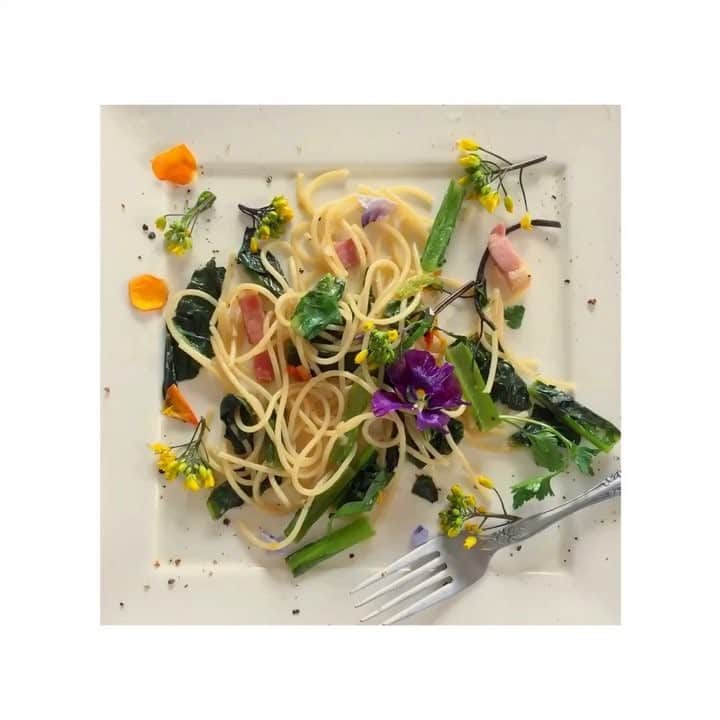 のインスタグラム：「#haveaniceday #1000gohan 🍝 . . . #edibleflowers#lunch#colorful#food#flower#spring#pasta#エディブルフラワー#花#パスタ#カラフル#ランチ#🍝」