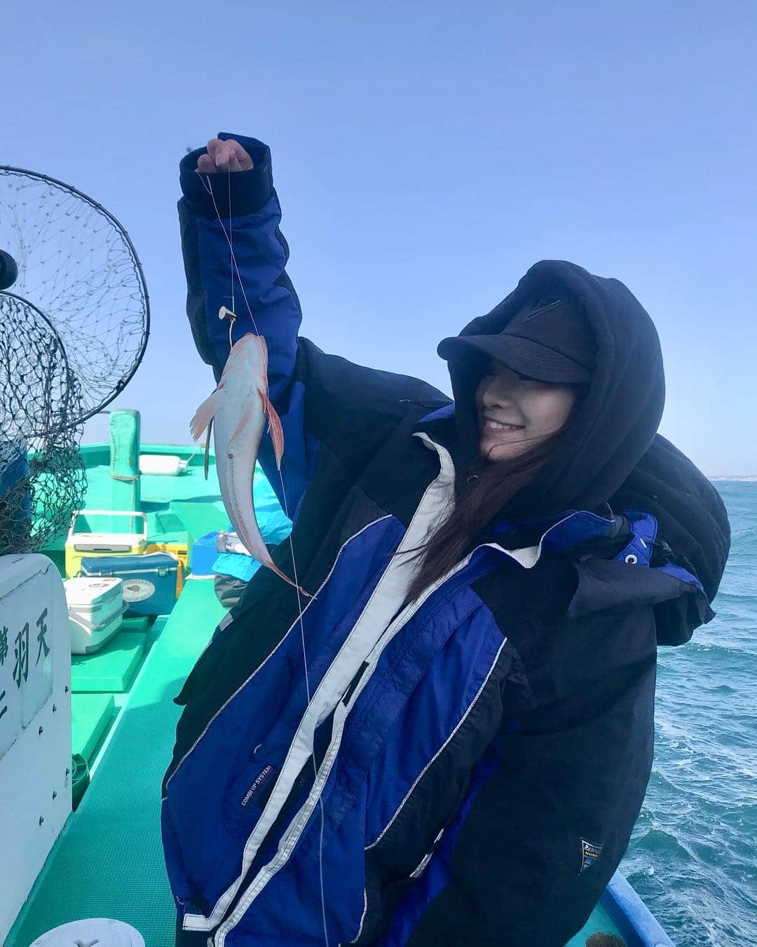 春菜めぐみさんのインスタグラム写真 - (春菜めぐみInstagram)「初めての船釣りに 行ってきました！🎣💕 ． ． もの凄い風と波でみんな朝から 船酔いしてる中 元気だったのわたしだけ😂🌊笑 ． ． お魚たくさん釣れた〜😆❤️ 気付いたら8時間くらい 釣りに集中してたみたい🌈✨ ． ． 次回の予約もして またひとつ趣味が増えました🐠🐠💕 ． ． #釣り #釣りガール #デビュー #お魚が好きすぎて #スキューバダイビングも釣りも趣味 #でも生きてるお魚触るのこわいよね」4月9日 7時49分 - me_haruna.02