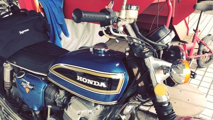 大川知英のインスタグラム：「70's HONDA CB750four K4  こいつで明日は出勤と思ったら 車検切れてた🇯🇵やってモーター！ 界王神なら爆笑だな🧞‍♂️プププ💦 明日はアメカジボーイズライブ🇺🇸 ラスタ原宿に19時からやりますので お時間あればどうぞよろしくです❗️ #HONDA#cb750four#K4#70年代 #車検切れ#ハーレーはまだか #アメカジボーイズ#TakatsuBase」