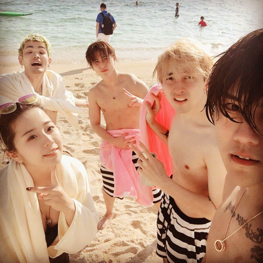 ケビンのインスタグラム：「沖縄の海満喫してきた！！ 後ちょっと沖縄満喫しまーーーす😆 #沖縄 #初めて #海 #めっちゃ綺麗 #バカンスやな #魚いた #食べたい #ノーブランド #みんな好き #家族」