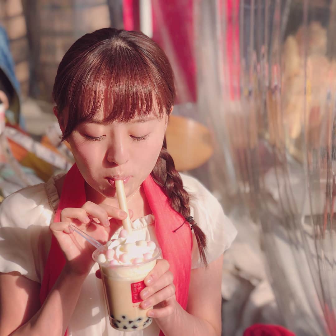 真衣ひなのさんのインスタグラム写真 - (真衣ひなのInstagram)「. 結構前ですが、吉祥寺の喜喜茶東京で飲んだ タピオカミルクティーが 美味しかったので載せておきます。 鉄観音タピオカミルクティーの上に ココナッツクリームと、ふわふわまるいのが 乗っているのをチョイスしました。 ココナッツクリームは、 想像よりもあっさりしていて程よい風味で ふわふわまるいのは、 ほんのり甘くて口の中でくだけました。 見て楽しめて、見た目に劣らず、 美味しかったので大満足でした💕 吉祥寺に行ったらまた飲みたいです☺︎ 行かれる事があれば、ぜひ☺️ . #冷たい風を凌ぎ #あたたかな日差しを取り込む #kikichatokyo #ひとやすみ #そしてまた吉祥寺をゆらり歩く #楽しくて予想以上に歩いてしまった #そんな日の話 #ストールがあわやイノキさん #そんな日もあるよね」4月9日 17時49分 - hinano_mai