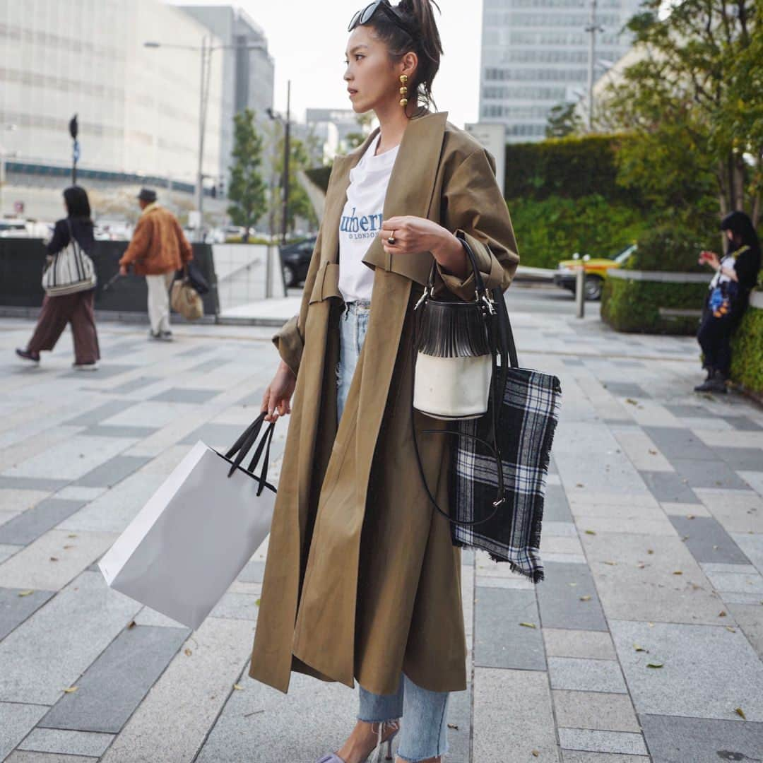 田中彩子さんのインスタグラム写真 - (田中彩子Instagram)「. 先日のTOKYO🧥❤️ . coat...#dior Tshirts...#burberry  denim...#redone mule...#manoloblahnik  earring...#balenciaga  sunglasses...#celine  bag...#ayako (5月再入荷予定🌷) . 最近はミュールばかり集めてます👌💕」4月9日 17時07分 - ayako_tanaka_