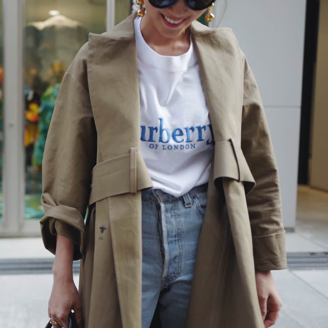 田中彩子さんのインスタグラム写真 - (田中彩子Instagram)「. 先日のTOKYO🧥❤️ . coat...#dior Tshirts...#burberry  denim...#redone mule...#manoloblahnik  earring...#balenciaga  sunglasses...#celine  bag...#ayako (5月再入荷予定🌷) . 最近はミュールばかり集めてます👌💕」4月9日 17時07分 - ayako_tanaka_