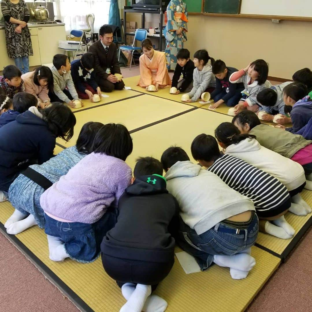 嶺乃一真さんのインスタグラム写真 - (嶺乃一真Instagram)「母校の小学生の子達に茶道を教えたり、 御所でお茶をたてさせて頂いたり、 千鳥ヶ淵のお献茶式や、律院のお茶会など色々経験させて頂いてます😊✨ #嵯峨小学校 #４年生の授業 #京都御所 #千鳥ヶ淵 #お献茶 #律院」4月9日 9時21分 - happy2ndlife