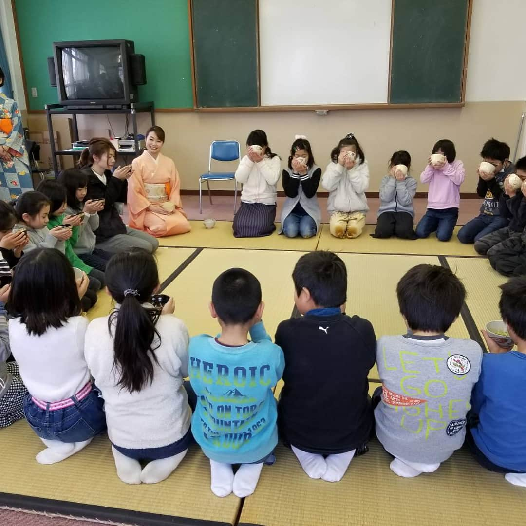 嶺乃一真さんのインスタグラム写真 - (嶺乃一真Instagram)「母校の小学生の子達に茶道を教えたり、 御所でお茶をたてさせて頂いたり、 千鳥ヶ淵のお献茶式や、律院のお茶会など色々経験させて頂いてます😊✨ #嵯峨小学校 #４年生の授業 #京都御所 #千鳥ヶ淵 #お献茶 #律院」4月9日 9時21分 - happy2ndlife