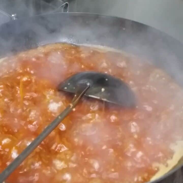 まぜそば・らーめん 覇丸堂のインスタグラム：「台湾ミンチ作成中 早目に作って寝かせると辛みに変化が訪れる。  #覇丸堂#濃厚#台湾ミンチ#チーズ#まぜそば#追いめし#油そば #豚骨らーめん#とんこつラーメン #はまぐりラーメン#塩ラーメン #台湾まぜそば#塩まぜそば #唐揚げ食べ放題#からあげ#唐揚げ#近畿大学#近大 #食べ放題#腹パン#東大阪# #麺スタグラム# #飯テロ#食テロ」