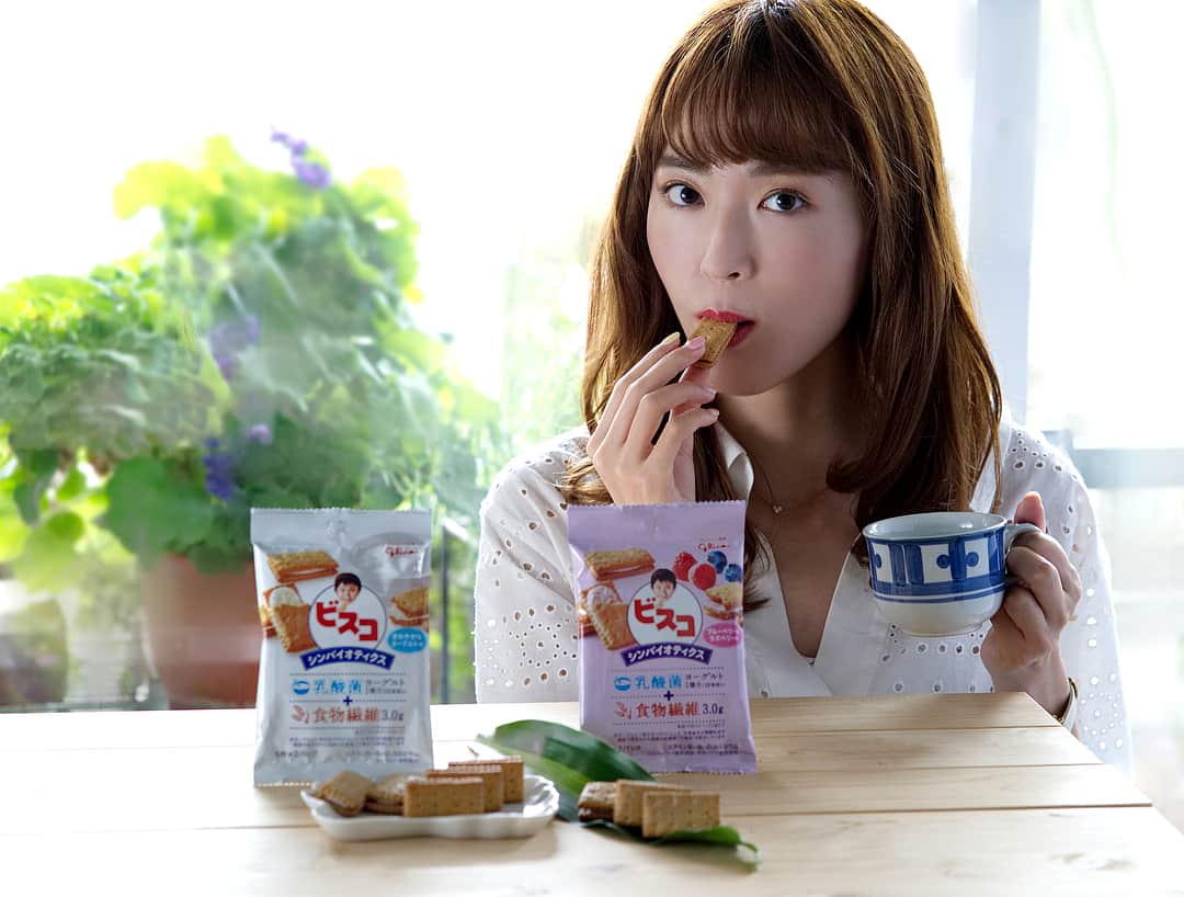 のインスタグラム：「お出かけ前に朝ビスコ💛 .  江崎グリコ様から、ビスコの新商品『ビスコ シンバイオティクス』を頂いたよ💕 .  時間がない朝、サッと食べられて便利🙆‍♀️🎶 .  ビスコ シンバイオティクスは、ヨーグルト１個分の乳酸菌が手軽に摂れるの✨ .  味も ＜さわやかなヨーグルト味＞ と ＜ブルーベリー&ラズベリー味＞の2種類あって飽きないし美味しい〜😋💓 .  朝から栄養を取って、今日も頑張れそう😆❤️ .  #glico_広告  #ビスコシンバイオティクス  #朝ビスコ  #乳酸菌 #食物繊維 #PR」