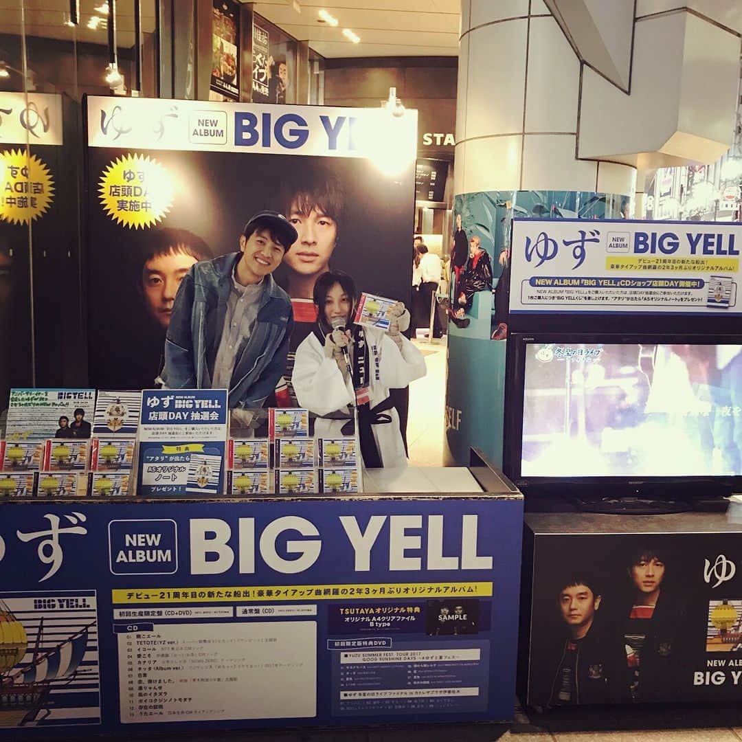 北川悠仁さんのインスタグラム写真 - (北川悠仁Instagram)「#昨日の夜 #TSUTAYA #渋谷店さん #訪問 #店内だけじゃなく #外でも展開 #寒い中 #朝から販売のお姉さん #頑張ってくれました #ありがとうございます #ストーリーも見てね #ニューアルバム #BIGYELL #ゆずビッグエール #引き続きよろしく〜 #今日はこれからリハーサル #いってきまーす」4月9日 12時09分 - yujin_kitagawa