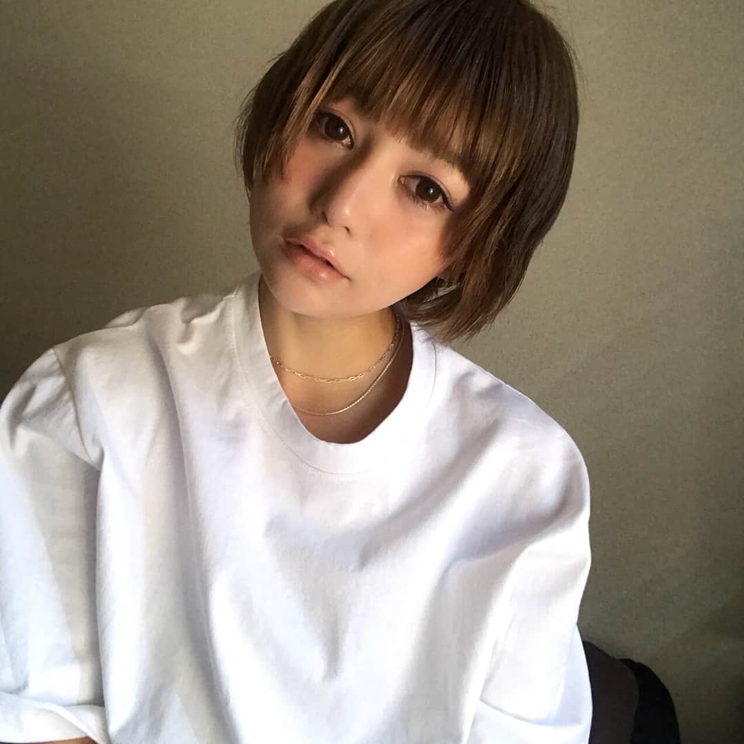 長谷川あやさんのインスタグラム写真 - (長谷川あやInstagram)「☀️☀️☀️ #rawtokyo #happy #accessory #grun #necklace #bracelet #bangle ・ ・ ・ いいお天気〜( ´∀｀)💭 ・ RowTokyoで新調した ネックレスとともに 今日もがんばる〜👧✌️💛 （久しぶりなスネークチェーン復活✨） ・ そーいえばアクセサリーの質問 たくさんだった😂🙌 お返事おくれてごめんなさい🙇‍♀️ ・ 最近バングルもネックレスも ここのブランドのものを愛用中だよ〜✨ （タグついてます🏷）」4月9日 12時41分 - ayasuke_0516