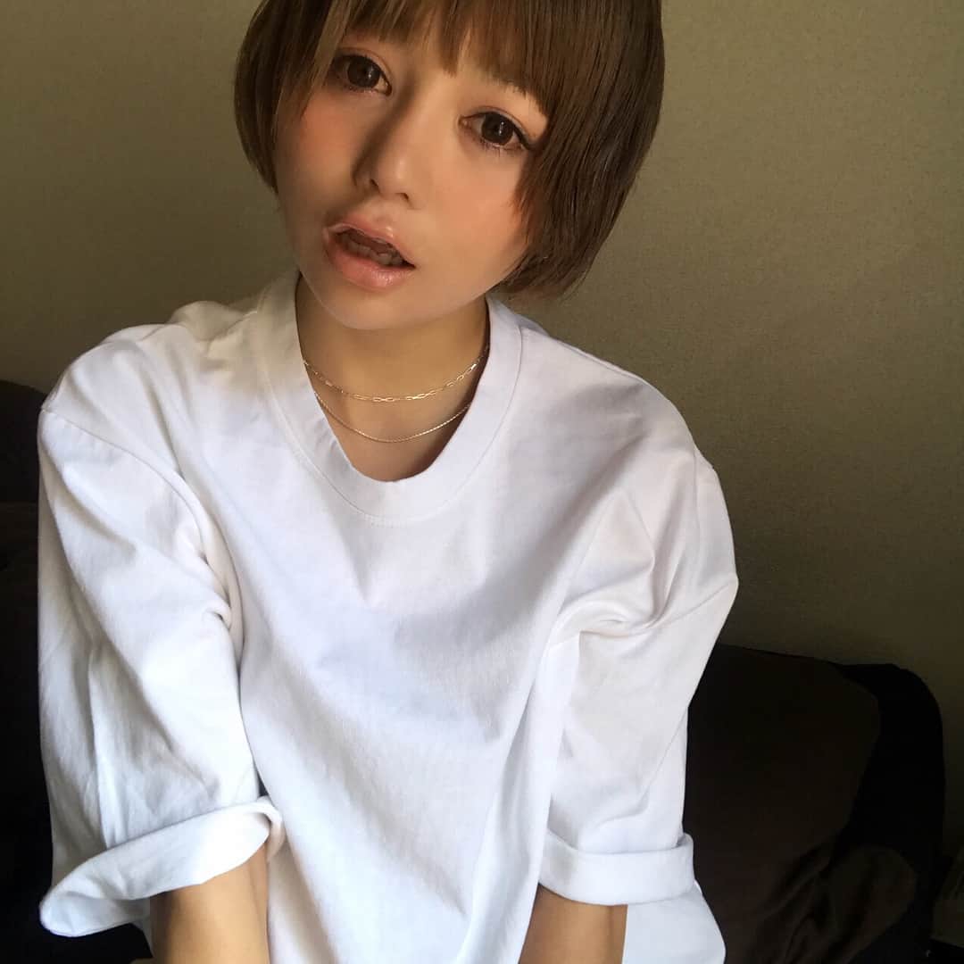 長谷川あやさんのインスタグラム写真 - (長谷川あやInstagram)「☀️☀️☀️ #rawtokyo #happy #accessory #grun #necklace #bracelet #bangle ・ ・ ・ いいお天気〜( ´∀｀)💭 ・ RowTokyoで新調した ネックレスとともに 今日もがんばる〜👧✌️💛 （久しぶりなスネークチェーン復活✨） ・ そーいえばアクセサリーの質問 たくさんだった😂🙌 お返事おくれてごめんなさい🙇‍♀️ ・ 最近バングルもネックレスも ここのブランドのものを愛用中だよ〜✨ （タグついてます🏷）」4月9日 12時41分 - ayasuke_0516