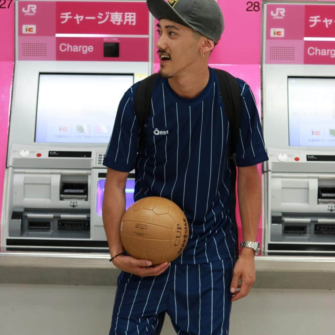 Qestwearのインスタグラム：「【Now on Sale】(link in bio) Photo 📸: @ka_zumakawauchi Model 👤: @shoooyan0731 from @92footballclub ⚽️ ————————————————. All Free Shipping!! ————————————————. #qestwear #qest #sports #fashion #coordinate #futsal #soccer #football #ワールドカップ #worldcup #クエスト #コーディネート #お洒落 #ストリート #フットサル #サッカー #フットボール #フリースタイルフットボール #リフティング #Tシャツ #ロゴt  #送料無料 #スポーツミックス #ワンポイント #ビーチサッカー #日本代表 #サッカー日本代表 #roadtorussia #happynewyear」