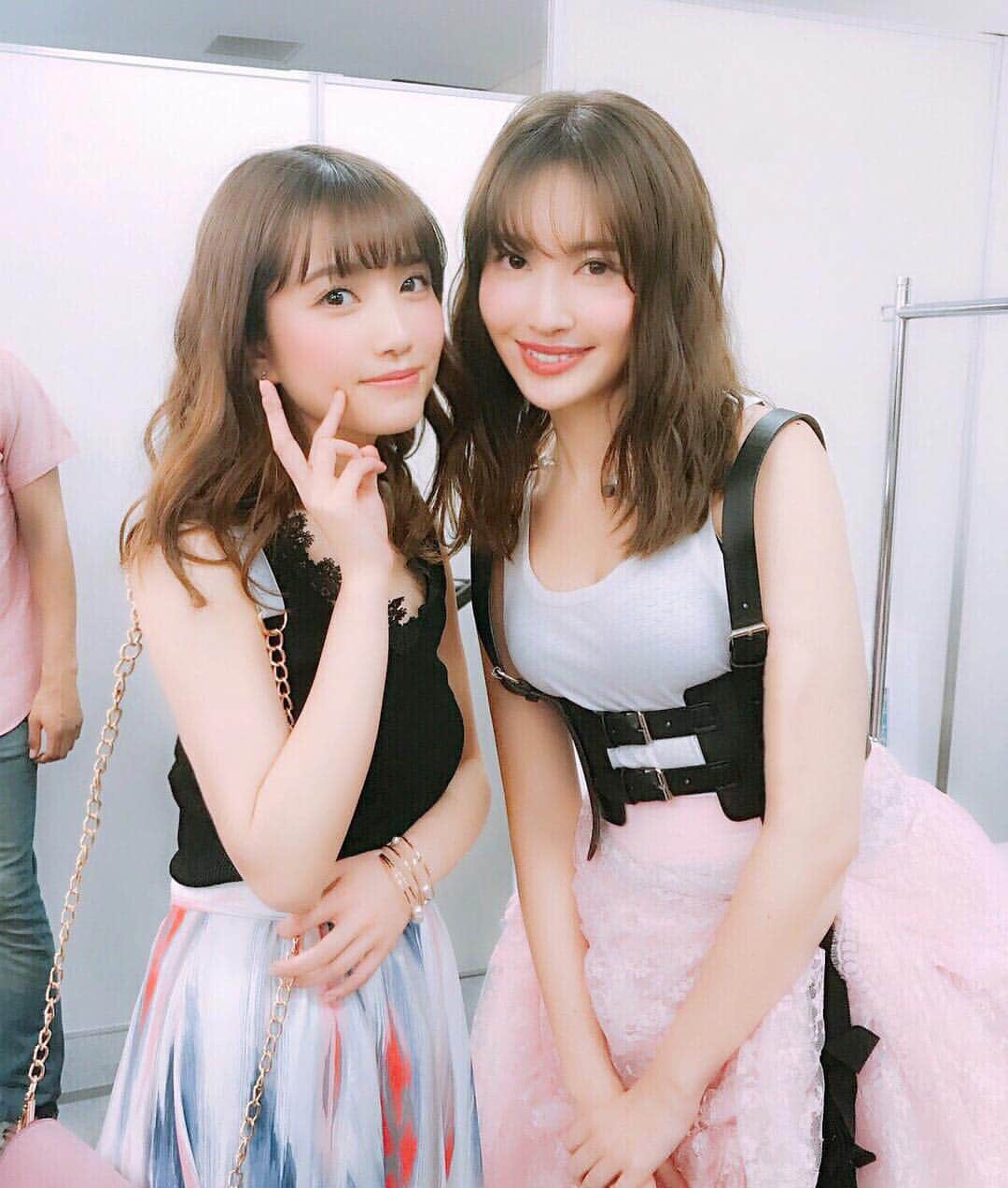 加藤玲奈のインスタグラム：「#sweetcollection の時の写メ💓 大好きで、尊敬している先輩☺️🙏🏻✨ * * * 小嶋さん(@nyanchan22 )と編集長渡辺さん(@kayoko_watanabe )のパイ投げ？ケーキ投げ？すごかった&面白かった😂裏で見てました😂笑 * * * 私も小嶋さんみたいにみんなから愛される存在になれるように頑張ろう😌🙏🏻」