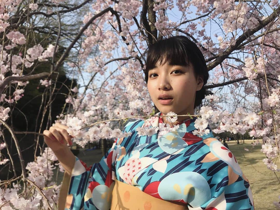 坂ノ上茜さんのインスタグラム写真 - (坂ノ上茜Instagram)「. 先日、卒業旅行で石川県の金沢へ行ってきました〜！ この間のまじ卍な写真だけでも気づいた人がちらほらいました！笑 本当にお寺がたくさんあって風情溢れる素敵な街☺️ しかも金沢の桜は東京と比べて満開になるのが少し遅めで、ちょうど見頃な時に行けてラッキーでしたっ #石川 #金沢 #🌸」4月9日 13時58分 - sakanoueakane