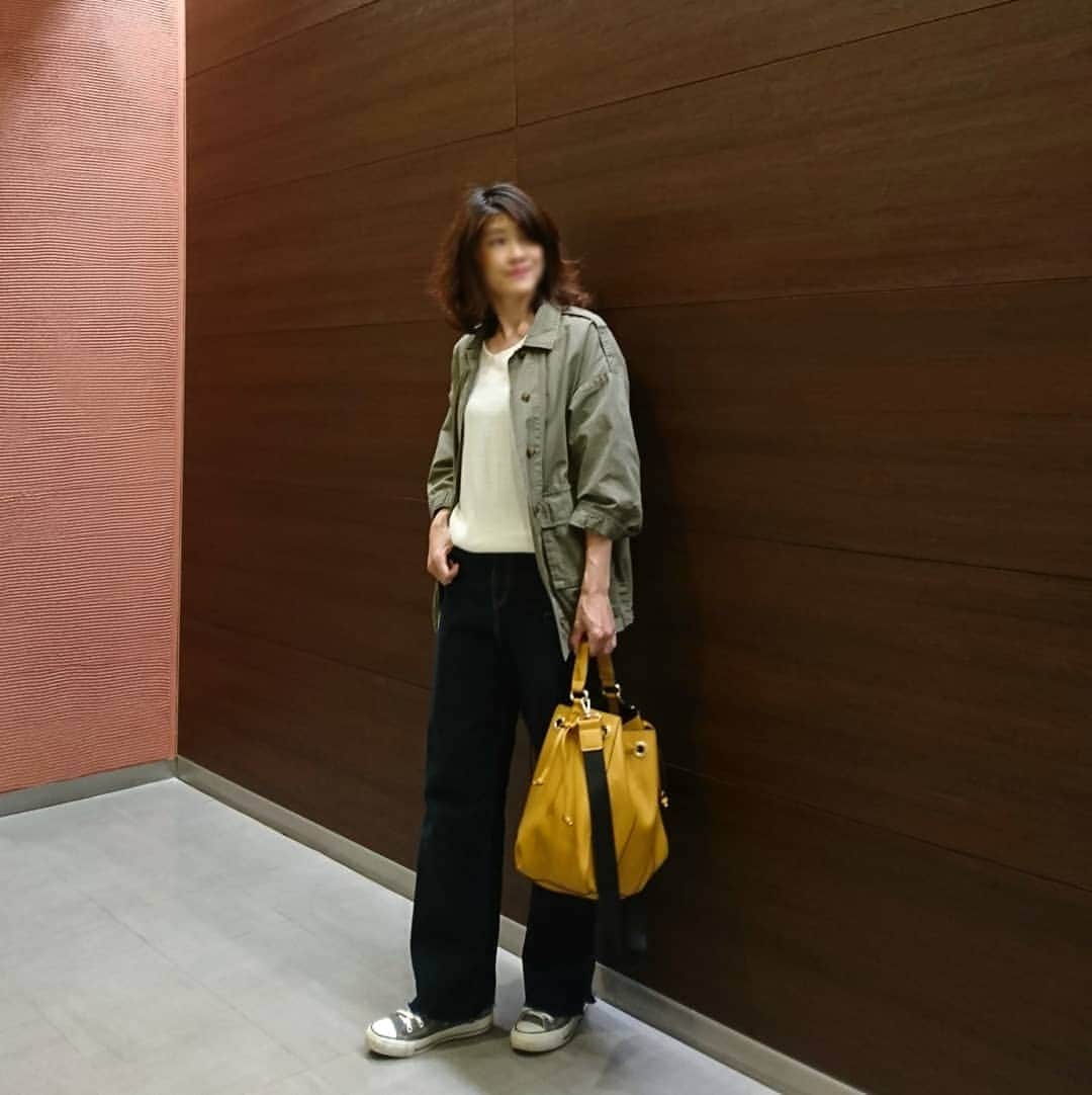 のインスタグラム：「. . 昨日はもうすぐ誕生日を迎える 娘のリクエストでテーマパークへ . たくさん歩くのでジーンズに スニーカーのカジュアルな 格好でした . 最近一眼カメラにハマっていて 荷物が多いのでお洒落で大きめな バッグを物色中です👀 . #instacode#coordinate#outfit #instafashion#mineby3mootd #instagood#ponte_fashion #Instagrammy#ciaopanictypy #converse #kaumo_fashion #funny_company_plus #funny_company_puls #framework #locari#KURASHIRU #snapgram_jp#ootd_kob #4yuuu#zara」