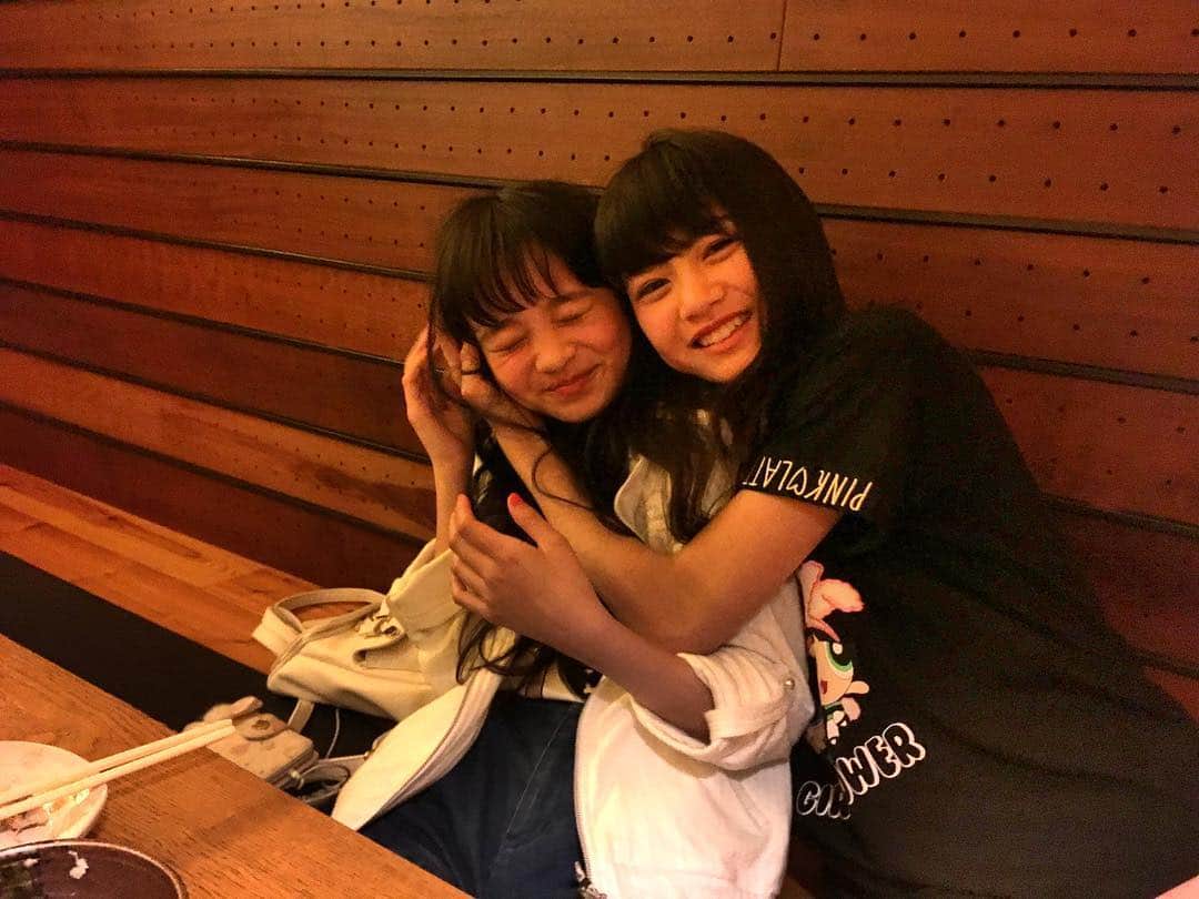 ニコ☆プチのインスタグラム：「🌞 メアリをまるで猫のように可愛がるマナ…笑 #ニコプチ#林芽亜里#安村真奈#懐かしいシリーズ#去年の沖縄」