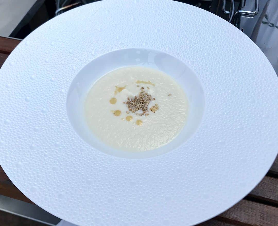高松いくさんのインスタグラム写真 - (高松いくInstagram)「最高のお天気でした！ 最高のお料理でした！ 青空の下、優しい風が吹くなか、『snow peak glamping×iku aoyama ×ikuがお贈りする〜glamping lunch yoga〜』 Ikuさん達と、Ikuさんじゃないお客様にご参加頂きました！← わざわざお仕事をお休みして来てくださったり、地方から来て下さったり、いつも支えて下さったり、イベントに初めて参加でドキドキ参加してくださったりと、お一人お一人に、心より大声で感謝をもう一度！！この場をおかりして！！ 「ほんっっっっっっっとうに、ありがとうございました！！！」 さいっっこうに嬉しすぎました！！ みんな温かかったな〜お天気に負けないぐらい❤️ 美味しいお料理を召し上がって頂く為の『チェアヨガ』 皆さんが空の下気持ちよさそうに、眩しそうに、伸びて解放されたところに、美味しいお食事が口に入ると、キラキラ🤩「美味しい！！」っと、笑顔になって下さった姿、皆様の出会いの場所となり、繋がって下さる事、またここに来たいと思って下さったお気持ち、これがしたかった。最高に嬉しいです。 どうか、どうか今日召し上がって頂いた、お食事が、皆様の明日をも快適に、優しく肉となり血となり、栄養となり消化を助けるヨガとお食事でありますように。そう心の底から願ってやみません。  @iku_aoyama 『iku』の名前が付いた、レストラン。 「え！！？？」っと、HPを拝見させていただくと、、 http://www.iku-aoyama.com/shop-list/glamping/ 是非ともここでヨガをさせて頂き、みんなに知って頂きたい！！っと、ワクワク✨ ここで、健康に美味しいヨガとお食事のイベントを、ikuがやらなくて誰がやる！ っと、お電話をさせて頂きました。 直接お話をさせて頂きました、総支配人の牛之濱様、店長の太刀様に、この時から、今日まで、本当に沢山の温かいサポートを頂き、今日実現することが出来ました。 ありがとうござます！！ そして当日も、美味しいお料理作ってくださったシェフ、子守りと、お食事のご説明と、メニュー作成まで、全てのお心遣いを下さいましたスタッフの皆様に感謝致します。 言葉では言い表しきれません。  腸を整え、臓器周りの圧迫を解放、正しい姿勢で美味しいお食事の準備の出来上がり！ あとは、シェフにバトンタッチ👨‍🍳お料理の効果やご説明を して頂き、 お陰様で、お食事も効果的に、安心して体の中に美味しくおさめつことが出来ました。  ぜひ！！ こちらのお店のお食事を、召し上がって頂きたい！ 安全で優しく美味しいお料理を、一緒にご提供させて頂きたいと思います！ 日本ならではの四季「春」「夏」「秋」「冬」っと、旬の食材とヨガを準備致しますので、また次回は「夏」に！！ ぜひご参加をお待ちしております！！ お子様連れももちろん大歓迎👍 みんなでピクニックしましょヽ(´▽｀)/❤️ 夏は、夜の『星空ヨガ』も良いな〜✨⭐️ 本当に、ありがとうございました！！ @iku_aoyama  @snowpeakglamping.inc  @axfhawaii  @sup.yoga.19  #iku #snowpeakglamping #snowpeak #glamping #lunch #yoga #chair #chairyoga #ヨガ #チェアヨガ #レストラン #ヨガ ＃青空 #屋上 #いく #いっぱい #出逢い #感謝 #繋がり #広がり ＃イベント #青山 #aoyama #tokyo #東京 ＃日本 #japan #ガストロノミー #身体も心も癒される #食事 #料理」4月9日 19時00分 - iku_takamatsu_trip_sup_yoga