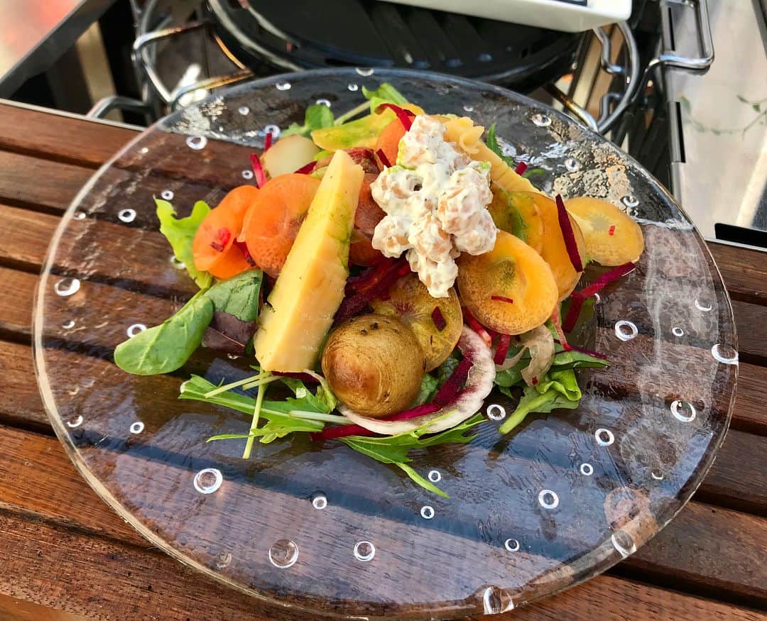 高松いくさんのインスタグラム写真 - (高松いくInstagram)「最高のお天気でした！ 最高のお料理でした！ 青空の下、優しい風が吹くなか、『snow peak glamping×iku aoyama ×ikuがお贈りする〜glamping lunch yoga〜』 Ikuさん達と、Ikuさんじゃないお客様にご参加頂きました！← わざわざお仕事をお休みして来てくださったり、地方から来て下さったり、いつも支えて下さったり、イベントに初めて参加でドキドキ参加してくださったりと、お一人お一人に、心より大声で感謝をもう一度！！この場をおかりして！！ 「ほんっっっっっっっとうに、ありがとうございました！！！」 さいっっこうに嬉しすぎました！！ みんな温かかったな〜お天気に負けないぐらい❤️ 美味しいお料理を召し上がって頂く為の『チェアヨガ』 皆さんが空の下気持ちよさそうに、眩しそうに、伸びて解放されたところに、美味しいお食事が口に入ると、キラキラ🤩「美味しい！！」っと、笑顔になって下さった姿、皆様の出会いの場所となり、繋がって下さる事、またここに来たいと思って下さったお気持ち、これがしたかった。最高に嬉しいです。 どうか、どうか今日召し上がって頂いた、お食事が、皆様の明日をも快適に、優しく肉となり血となり、栄養となり消化を助けるヨガとお食事でありますように。そう心の底から願ってやみません。  @iku_aoyama 『iku』の名前が付いた、レストラン。 「え！！？？」っと、HPを拝見させていただくと、、 http://www.iku-aoyama.com/shop-list/glamping/ 是非ともここでヨガをさせて頂き、みんなに知って頂きたい！！っと、ワクワク✨ ここで、健康に美味しいヨガとお食事のイベントを、ikuがやらなくて誰がやる！ っと、お電話をさせて頂きました。 直接お話をさせて頂きました、総支配人の牛之濱様、店長の太刀様に、この時から、今日まで、本当に沢山の温かいサポートを頂き、今日実現することが出来ました。 ありがとうござます！！ そして当日も、美味しいお料理作ってくださったシェフ、子守りと、お食事のご説明と、メニュー作成まで、全てのお心遣いを下さいましたスタッフの皆様に感謝致します。 言葉では言い表しきれません。  腸を整え、臓器周りの圧迫を解放、正しい姿勢で美味しいお食事の準備の出来上がり！ あとは、シェフにバトンタッチ👨‍🍳お料理の効果やご説明を して頂き、 お陰様で、お食事も効果的に、安心して体の中に美味しくおさめつことが出来ました。  ぜひ！！ こちらのお店のお食事を、召し上がって頂きたい！ 安全で優しく美味しいお料理を、一緒にご提供させて頂きたいと思います！ 日本ならではの四季「春」「夏」「秋」「冬」っと、旬の食材とヨガを準備致しますので、また次回は「夏」に！！ ぜひご参加をお待ちしております！！ お子様連れももちろん大歓迎👍 みんなでピクニックしましょヽ(´▽｀)/❤️ 夏は、夜の『星空ヨガ』も良いな〜✨⭐️ 本当に、ありがとうございました！！ @iku_aoyama  @snowpeakglamping.inc  @axfhawaii  @sup.yoga.19  #iku #snowpeakglamping #snowpeak #glamping #lunch #yoga #chair #chairyoga #ヨガ #チェアヨガ #レストラン #ヨガ ＃青空 #屋上 #いく #いっぱい #出逢い #感謝 #繋がり #広がり ＃イベント #青山 #aoyama #tokyo #東京 ＃日本 #japan #ガストロノミー #身体も心も癒される #食事 #料理」4月9日 19時00分 - iku_takamatsu_trip_sup_yoga