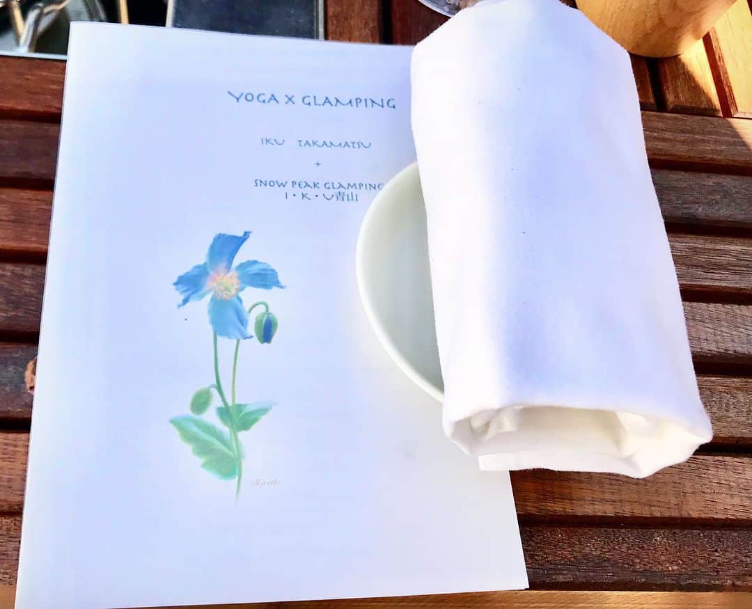 高松いくさんのインスタグラム写真 - (高松いくInstagram)「最高のお天気でした！ 最高のお料理でした！ 青空の下、優しい風が吹くなか、『snow peak glamping×iku aoyama ×ikuがお贈りする〜glamping lunch yoga〜』 Ikuさん達と、Ikuさんじゃないお客様にご参加頂きました！← わざわざお仕事をお休みして来てくださったり、地方から来て下さったり、いつも支えて下さったり、イベントに初めて参加でドキドキ参加してくださったりと、お一人お一人に、心より大声で感謝をもう一度！！この場をおかりして！！ 「ほんっっっっっっっとうに、ありがとうございました！！！」 さいっっこうに嬉しすぎました！！ みんな温かかったな〜お天気に負けないぐらい❤️ 美味しいお料理を召し上がって頂く為の『チェアヨガ』 皆さんが空の下気持ちよさそうに、眩しそうに、伸びて解放されたところに、美味しいお食事が口に入ると、キラキラ🤩「美味しい！！」っと、笑顔になって下さった姿、皆様の出会いの場所となり、繋がって下さる事、またここに来たいと思って下さったお気持ち、これがしたかった。最高に嬉しいです。 どうか、どうか今日召し上がって頂いた、お食事が、皆様の明日をも快適に、優しく肉となり血となり、栄養となり消化を助けるヨガとお食事でありますように。そう心の底から願ってやみません。  @iku_aoyama 『iku』の名前が付いた、レストラン。 「え！！？？」っと、HPを拝見させていただくと、、 http://www.iku-aoyama.com/shop-list/glamping/ 是非ともここでヨガをさせて頂き、みんなに知って頂きたい！！っと、ワクワク✨ ここで、健康に美味しいヨガとお食事のイベントを、ikuがやらなくて誰がやる！ っと、お電話をさせて頂きました。 直接お話をさせて頂きました、総支配人の牛之濱様、店長の太刀様に、この時から、今日まで、本当に沢山の温かいサポートを頂き、今日実現することが出来ました。 ありがとうござます！！ そして当日も、美味しいお料理作ってくださったシェフ、子守りと、お食事のご説明と、メニュー作成まで、全てのお心遣いを下さいましたスタッフの皆様に感謝致します。 言葉では言い表しきれません。  腸を整え、臓器周りの圧迫を解放、正しい姿勢で美味しいお食事の準備の出来上がり！ あとは、シェフにバトンタッチ👨‍🍳お料理の効果やご説明を して頂き、 お陰様で、お食事も効果的に、安心して体の中に美味しくおさめつことが出来ました。  ぜひ！！ こちらのお店のお食事を、召し上がって頂きたい！ 安全で優しく美味しいお料理を、一緒にご提供させて頂きたいと思います！ 日本ならではの四季「春」「夏」「秋」「冬」っと、旬の食材とヨガを準備致しますので、また次回は「夏」に！！ ぜひご参加をお待ちしております！！ お子様連れももちろん大歓迎👍 みんなでピクニックしましょヽ(´▽｀)/❤️ 夏は、夜の『星空ヨガ』も良いな〜✨⭐️ 本当に、ありがとうございました！！ @iku_aoyama  @snowpeakglamping.inc  @axfhawaii  @sup.yoga.19  #iku #snowpeakglamping #snowpeak #glamping #lunch #yoga #chair #chairyoga #ヨガ #チェアヨガ #レストラン #ヨガ ＃青空 #屋上 #いく #いっぱい #出逢い #感謝 #繋がり #広がり ＃イベント #青山 #aoyama #tokyo #東京 ＃日本 #japan #ガストロノミー #身体も心も癒される #食事 #料理」4月9日 19時00分 - iku_takamatsu_trip_sup_yoga