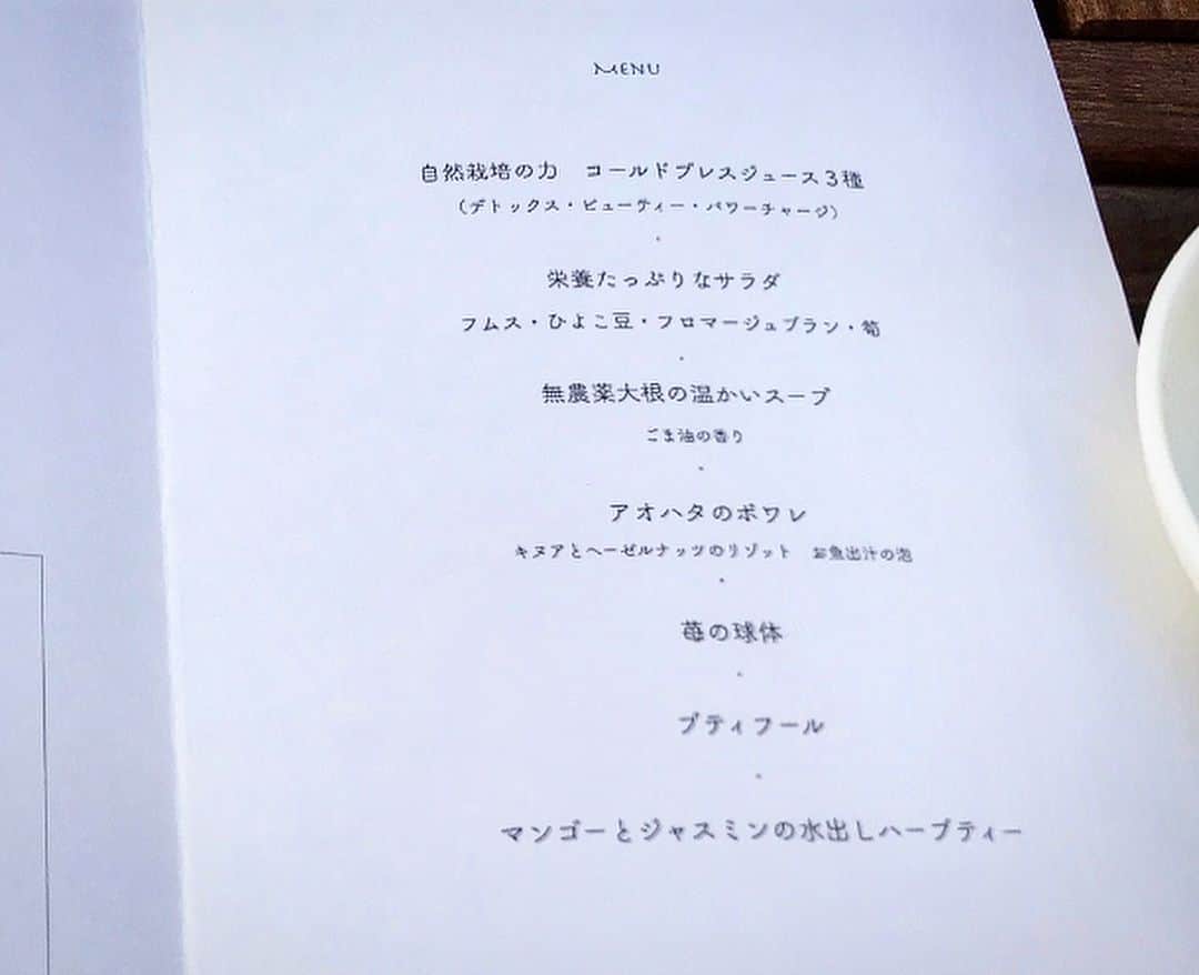 高松いくさんのインスタグラム写真 - (高松いくInstagram)「最高のお天気でした！ 最高のお料理でした！ 青空の下、優しい風が吹くなか、『snow peak glamping×iku aoyama ×ikuがお贈りする〜glamping lunch yoga〜』 Ikuさん達と、Ikuさんじゃないお客様にご参加頂きました！← わざわざお仕事をお休みして来てくださったり、地方から来て下さったり、いつも支えて下さったり、イベントに初めて参加でドキドキ参加してくださったりと、お一人お一人に、心より大声で感謝をもう一度！！この場をおかりして！！ 「ほんっっっっっっっとうに、ありがとうございました！！！」 さいっっこうに嬉しすぎました！！ みんな温かかったな〜お天気に負けないぐらい❤️ 美味しいお料理を召し上がって頂く為の『チェアヨガ』 皆さんが空の下気持ちよさそうに、眩しそうに、伸びて解放されたところに、美味しいお食事が口に入ると、キラキラ🤩「美味しい！！」っと、笑顔になって下さった姿、皆様の出会いの場所となり、繋がって下さる事、またここに来たいと思って下さったお気持ち、これがしたかった。最高に嬉しいです。 どうか、どうか今日召し上がって頂いた、お食事が、皆様の明日をも快適に、優しく肉となり血となり、栄養となり消化を助けるヨガとお食事でありますように。そう心の底から願ってやみません。  @iku_aoyama 『iku』の名前が付いた、レストラン。 「え！！？？」っと、HPを拝見させていただくと、、 http://www.iku-aoyama.com/shop-list/glamping/ 是非ともここでヨガをさせて頂き、みんなに知って頂きたい！！っと、ワクワク✨ ここで、健康に美味しいヨガとお食事のイベントを、ikuがやらなくて誰がやる！ っと、お電話をさせて頂きました。 直接お話をさせて頂きました、総支配人の牛之濱様、店長の太刀様に、この時から、今日まで、本当に沢山の温かいサポートを頂き、今日実現することが出来ました。 ありがとうござます！！ そして当日も、美味しいお料理作ってくださったシェフ、子守りと、お食事のご説明と、メニュー作成まで、全てのお心遣いを下さいましたスタッフの皆様に感謝致します。 言葉では言い表しきれません。  腸を整え、臓器周りの圧迫を解放、正しい姿勢で美味しいお食事の準備の出来上がり！ あとは、シェフにバトンタッチ👨‍🍳お料理の効果やご説明を して頂き、 お陰様で、お食事も効果的に、安心して体の中に美味しくおさめつことが出来ました。  ぜひ！！ こちらのお店のお食事を、召し上がって頂きたい！ 安全で優しく美味しいお料理を、一緒にご提供させて頂きたいと思います！ 日本ならではの四季「春」「夏」「秋」「冬」っと、旬の食材とヨガを準備致しますので、また次回は「夏」に！！ ぜひご参加をお待ちしております！！ お子様連れももちろん大歓迎👍 みんなでピクニックしましょヽ(´▽｀)/❤️ 夏は、夜の『星空ヨガ』も良いな〜✨⭐️ 本当に、ありがとうございました！！ @iku_aoyama  @snowpeakglamping.inc  @axfhawaii  @sup.yoga.19  #iku #snowpeakglamping #snowpeak #glamping #lunch #yoga #chair #chairyoga #ヨガ #チェアヨガ #レストラン #ヨガ ＃青空 #屋上 #いく #いっぱい #出逢い #感謝 #繋がり #広がり ＃イベント #青山 #aoyama #tokyo #東京 ＃日本 #japan #ガストロノミー #身体も心も癒される #食事 #料理」4月9日 19時00分 - iku_takamatsu_trip_sup_yoga