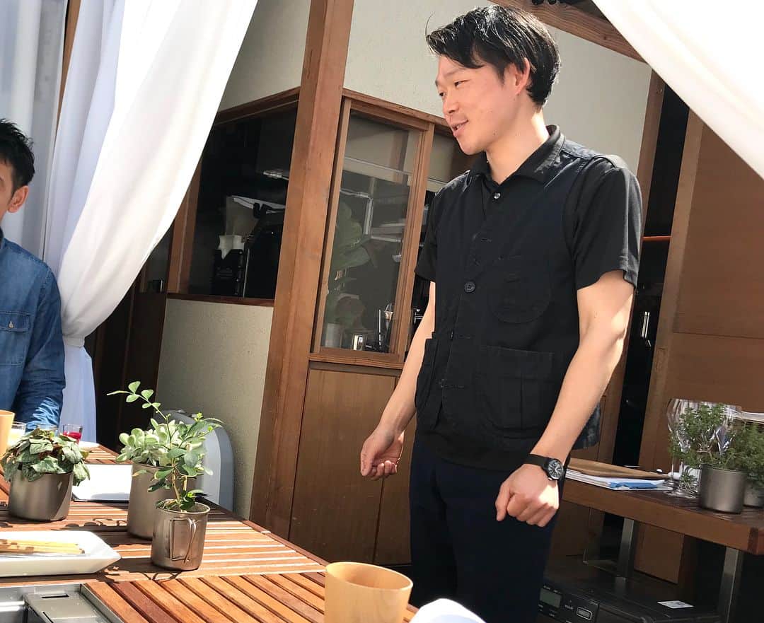 高松いくさんのインスタグラム写真 - (高松いくInstagram)「最高のお天気でした！ 最高のお料理でした！ 青空の下、優しい風が吹くなか、『snow peak glamping×iku aoyama ×ikuがお贈りする〜glamping lunch yoga〜』 Ikuさん達と、Ikuさんじゃないお客様にご参加頂きました！← わざわざお仕事をお休みして来てくださったり、地方から来て下さったり、いつも支えて下さったり、イベントに初めて参加でドキドキ参加してくださったりと、お一人お一人に、心より大声で感謝をもう一度！！この場をおかりして！！ 「ほんっっっっっっっとうに、ありがとうございました！！！」 さいっっこうに嬉しすぎました！！ みんな温かかったな〜お天気に負けないぐらい❤️ 美味しいお料理を召し上がって頂く為の『チェアヨガ』 皆さんが空の下気持ちよさそうに、眩しそうに、伸びて解放されたところに、美味しいお食事が口に入ると、キラキラ🤩「美味しい！！」っと、笑顔になって下さった姿、皆様の出会いの場所となり、繋がって下さる事、またここに来たいと思って下さったお気持ち、これがしたかった。最高に嬉しいです。 どうか、どうか今日召し上がって頂いた、お食事が、皆様の明日をも快適に、優しく肉となり血となり、栄養となり消化を助けるヨガとお食事でありますように。そう心の底から願ってやみません。  @iku_aoyama 『iku』の名前が付いた、レストラン。 「え！！？？」っと、HPを拝見させていただくと、、 http://www.iku-aoyama.com/shop-list/glamping/ 是非ともここでヨガをさせて頂き、みんなに知って頂きたい！！っと、ワクワク✨ ここで、健康に美味しいヨガとお食事のイベントを、ikuがやらなくて誰がやる！ っと、お電話をさせて頂きました。 直接お話をさせて頂きました、総支配人の牛之濱様、店長の太刀様に、この時から、今日まで、本当に沢山の温かいサポートを頂き、今日実現することが出来ました。 ありがとうござます！！ そして当日も、美味しいお料理作ってくださったシェフ、子守りと、お食事のご説明と、メニュー作成まで、全てのお心遣いを下さいましたスタッフの皆様に感謝致します。 言葉では言い表しきれません。  腸を整え、臓器周りの圧迫を解放、正しい姿勢で美味しいお食事の準備の出来上がり！ あとは、シェフにバトンタッチ👨‍🍳お料理の効果やご説明を して頂き、 お陰様で、お食事も効果的に、安心して体の中に美味しくおさめつことが出来ました。  ぜひ！！ こちらのお店のお食事を、召し上がって頂きたい！ 安全で優しく美味しいお料理を、一緒にご提供させて頂きたいと思います！ 日本ならではの四季「春」「夏」「秋」「冬」っと、旬の食材とヨガを準備致しますので、また次回は「夏」に！！ ぜひご参加をお待ちしております！！ お子様連れももちろん大歓迎👍 みんなでピクニックしましょヽ(´▽｀)/❤️ 夏は、夜の『星空ヨガ』も良いな〜✨⭐️ 本当に、ありがとうございました！！ @iku_aoyama  @snowpeakglamping.inc  @axfhawaii  @sup.yoga.19  #iku #snowpeakglamping #snowpeak #glamping #lunch #yoga #chair #chairyoga #ヨガ #チェアヨガ #レストラン #ヨガ ＃青空 #屋上 #いく #いっぱい #出逢い #感謝 #繋がり #広がり ＃イベント #青山 #aoyama #tokyo #東京 ＃日本 #japan #ガストロノミー #身体も心も癒される #食事 #料理」4月9日 19時00分 - iku_takamatsu_trip_sup_yoga