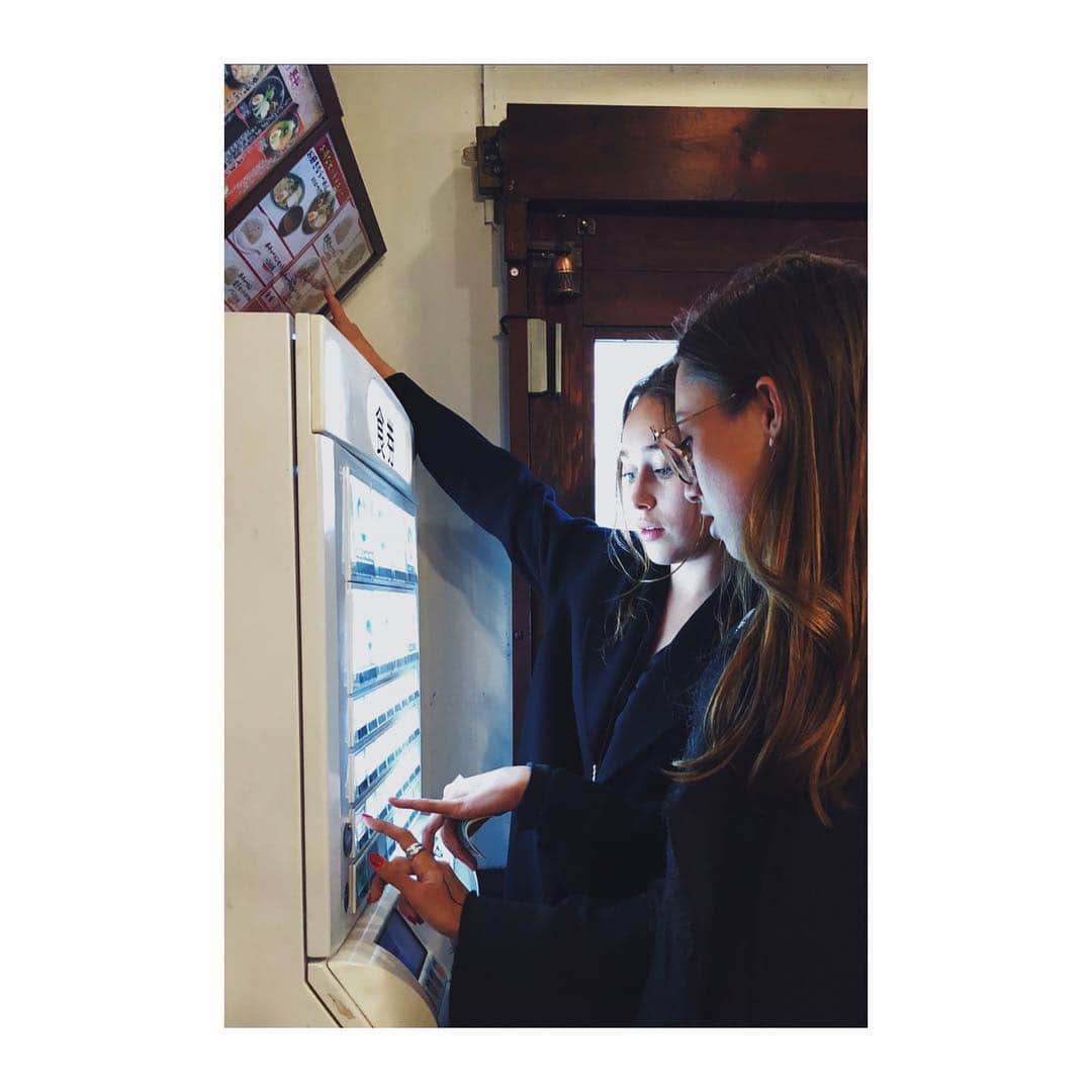 アリシア・デブナム・キャリーのインスタグラム：「👯‍♀️🍲🍥」