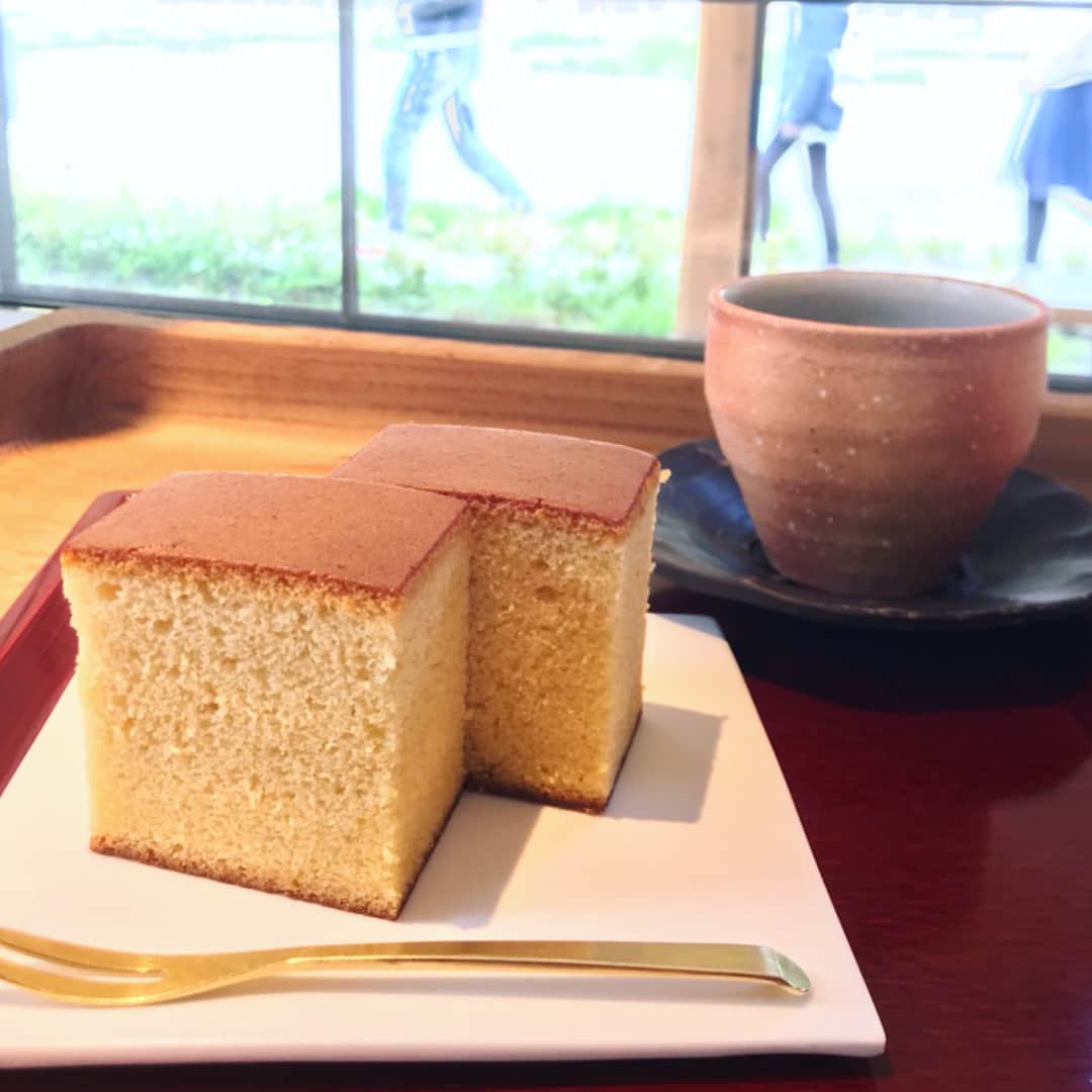 西村彩香さんのインスタグラム写真 - (西村彩香Instagram)「. . 私は念願の生どら焼き😍 . 主人は念願のカステラ😍 . #幸せ日曜日#滋賀県#滋賀 #滋賀カフェ#ラコリーナ近江八幡  #clubharie#クラブハリエ#バームクーヘン #生どら焼き#生どら焼きいちご」4月9日 20時17分 - leimoni_n
