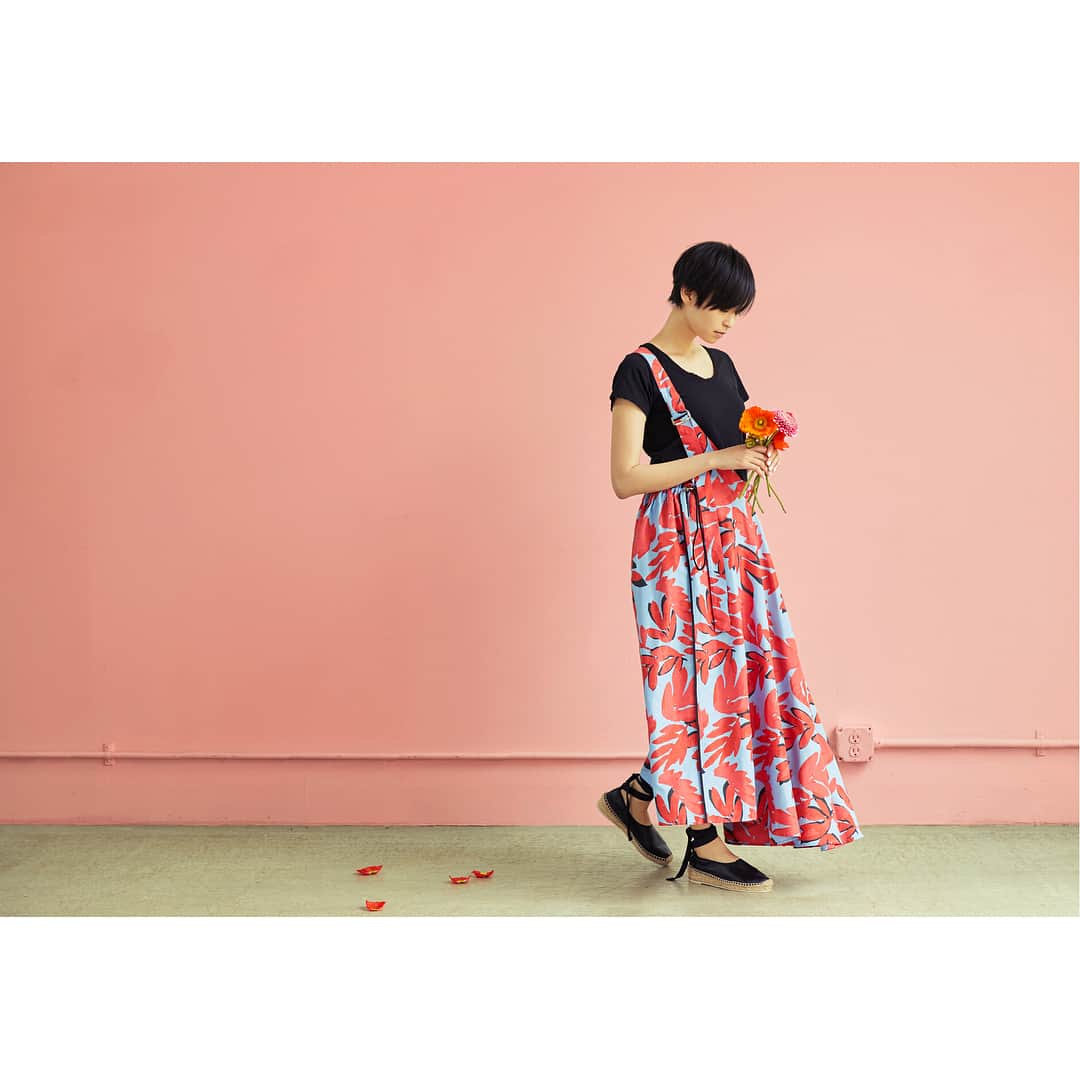 NOBLEさんのインスタグラム写真 - (NOBLEInstagram)「"Next Destination" 原色の楽園に身を置き、日常から解き放たれたい。 自分をリセットすることで、また新しい花を咲かせられるから。 そう、色彩鮮やかで個性的なこんな花がイメージ。  t-shirt ¥6.600(+tax) skirt「Ujoh」¥43.000(+tax) shoes「HEREU」¥31.000(+tax)  #new#fashion#style#mexico#coordinate#ss#2018#noble#baycrews#ノーブル#ベイクルーズ#モデル#比留川游」4月9日 20時38分 - noble.jp