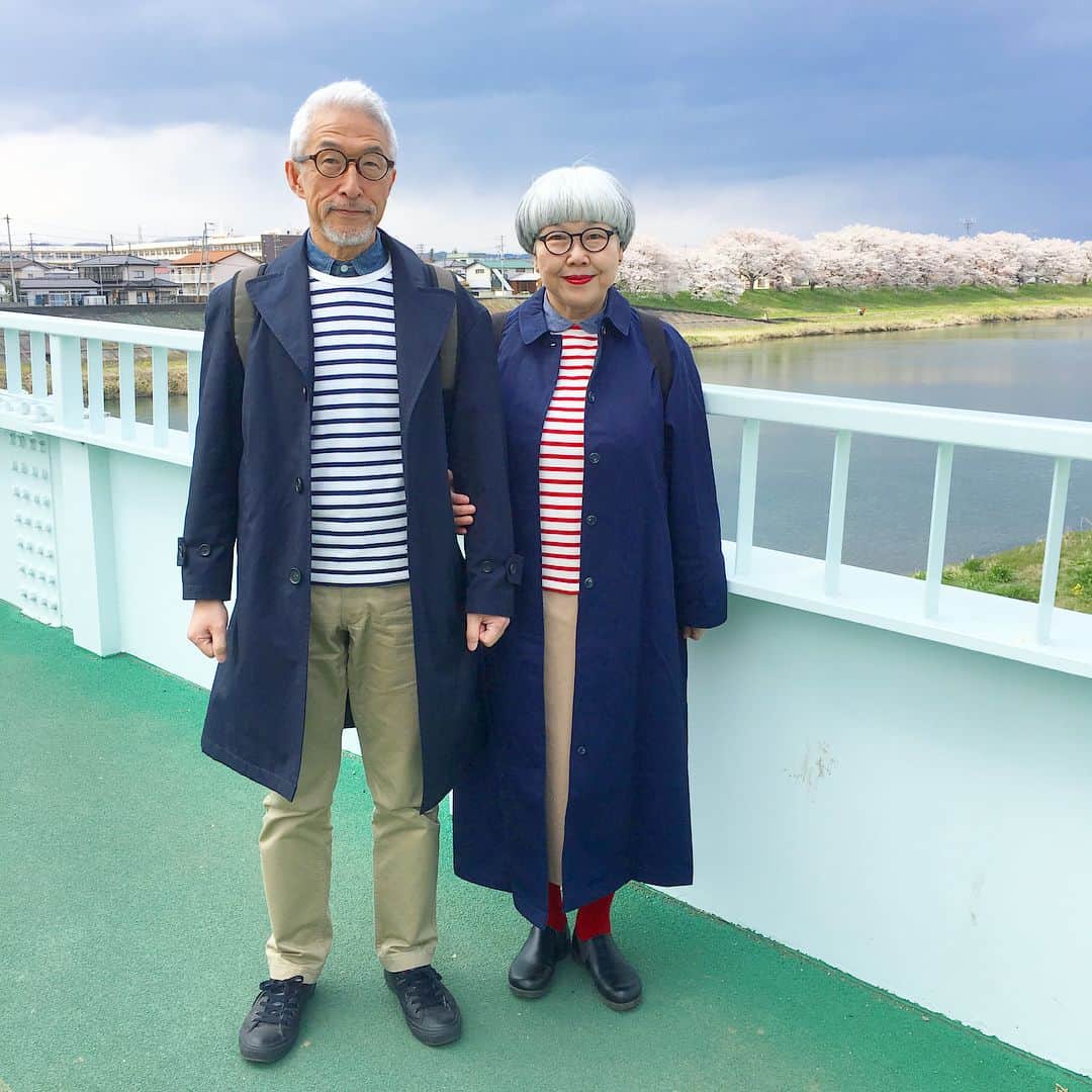 bon ponさんのインスタグラム写真 - (bon ponInstagram)「宮城県柴田郡大河原町の一目千本桜を観に行きました。 風が強くて寒かったけれど、見頃に間に合って良かったです。動画は電車の車窓から🌸🌸🌸 bon ・コート(GU) ・ボーダーTシャツ(UNIQLO) ・シャツ(UNIQLO) ・パンツ(UNIQLO) pon ・コート(ヤフオク) ・ボーダーTシャツ(UNIQLO) ・ブラウス(SM2) ・スカート(UNIQLO) ponのコートはヤフオクで落札した学生用のスクールコートです😅 #一目千本桜 #大河原町 #お花見 #夫婦 #60代 #ファッション #コーディネート #夫婦コーデ #グレイヘア #白髪 #共白髪 #couple #over60 #fashion #coordinate #outfit #ootd #instafashion #instaoutfit #instagramjapan #greyhair #bonpon511」4月9日 21時11分 - bonpon511