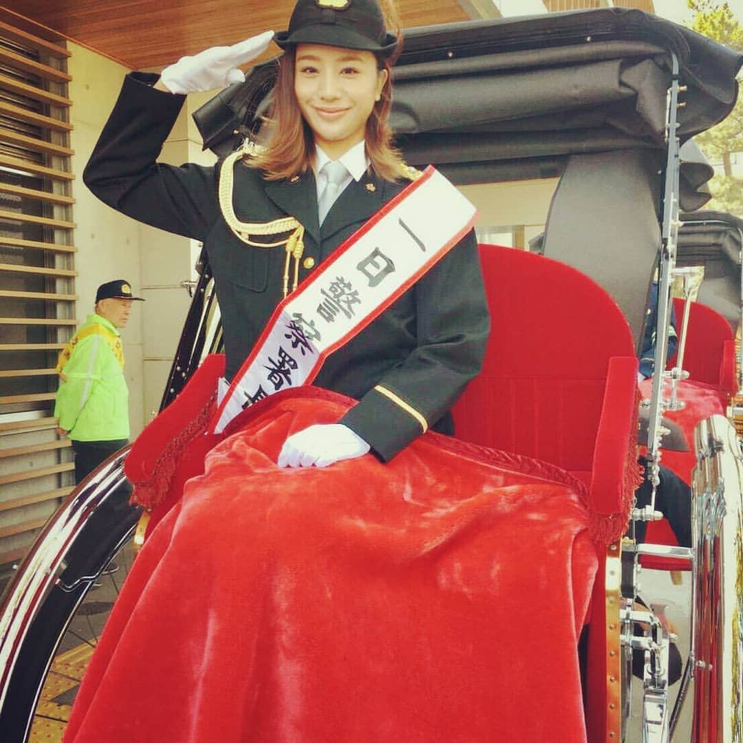 のインスタグラム：「今日は高橋メアリージュンさんが、鎌倉警察署の #一日警察署長 をしてきましたよ👮☀ #あなたには帰る家がある #あな家 #4月13日(金)よる10時スタート‼ #なんで #署長が #人力車 に乗ってるの❔😆 #高橋メアリージュン だからやがな⤴😝」
