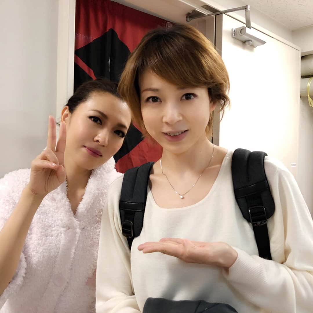 初嶺麿代さんのインスタグラム写真 - (初嶺麿代Instagram)「尊敬するとうこ様（安蘭けいさん）出演舞台。 日生劇場「リトル・ナイト・ミュージック」観劇してきましたぁ。 とうこ様は相変わらずお美しかったです☺️ ＃日生劇場 #リトルナイトミュージック #観劇 #安蘭けいさん #お美しいです」4月9日 21時36分 - hatsunemayo